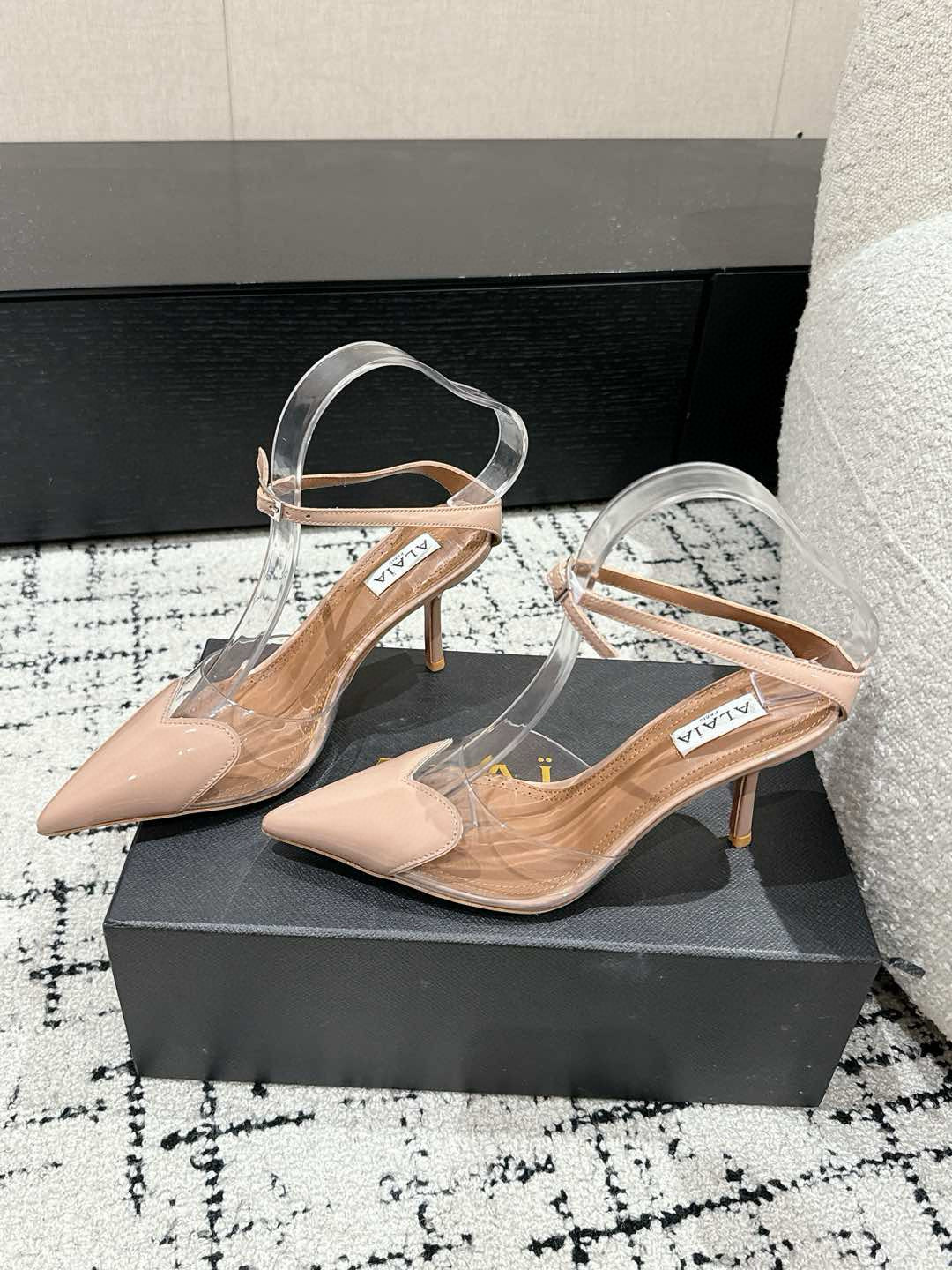 

 ALAIA 阿莱亚 25/ 春夏 high love 系列高跟鞋

心形图案搭配光泽感漆面小牛皮，
