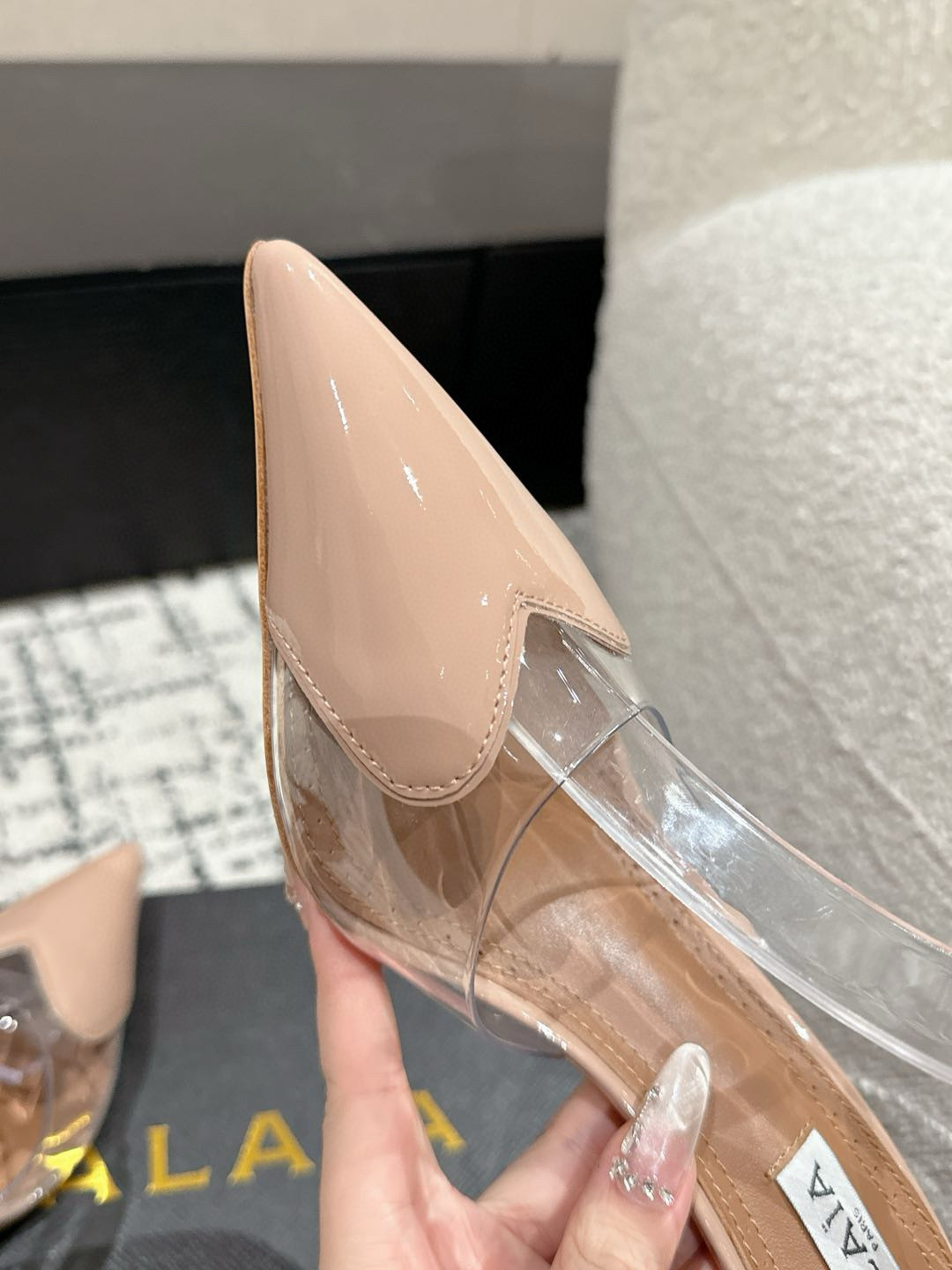

 ALAIA 阿莱亚 25/ 春夏 high love 系列高跟鞋

心形图案搭配光泽感漆面小牛皮，