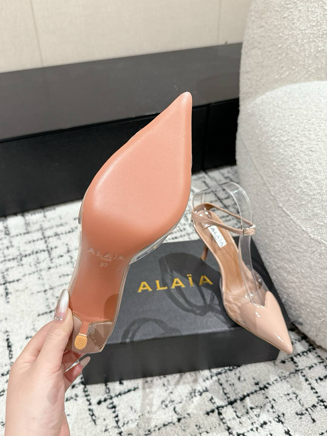 

 ALAIA 阿莱亚 25/ 春夏 high love 系列高跟鞋

心形图案搭配光泽感漆面小牛皮，