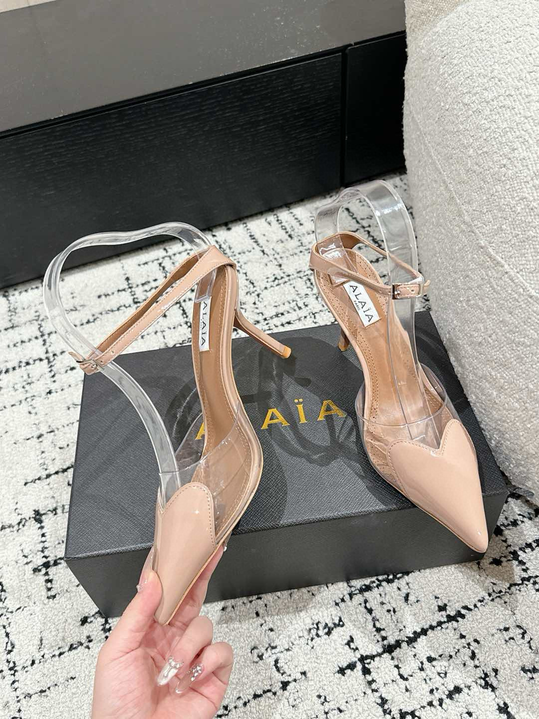 

 ALAIA 阿莱亚 25/ 春夏 high love 系列高跟鞋

心形图案搭配光泽感漆面小牛皮，
