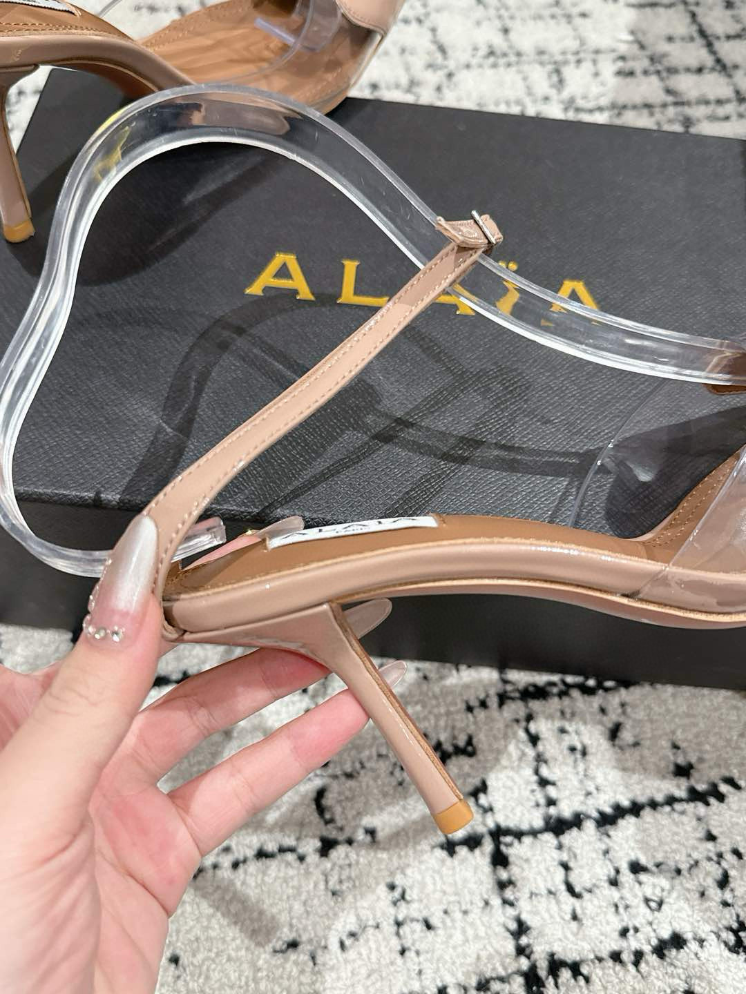 

 ALAIA 阿莱亚 25/ 春夏 high love 系列高跟鞋

心形图案搭配光泽感漆面小牛皮，