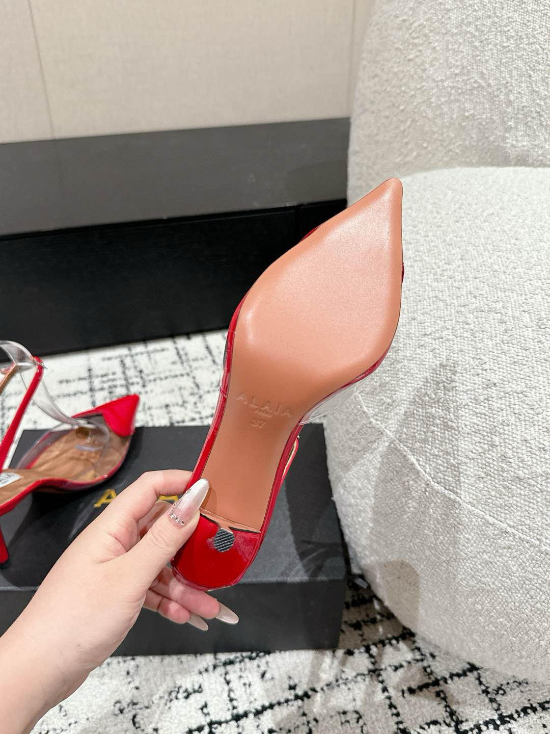 

 ALAIA 阿莱亚 25/ 春夏 high love 系列高跟鞋

心形图案搭配光泽感漆面小牛皮，