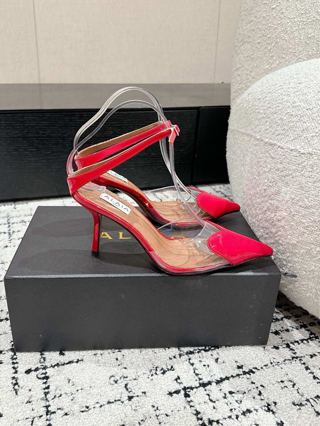 

 ALAIA 阿莱亚 25/ 春夏 high love 系列高跟鞋

心形图案搭配光泽感漆面小牛皮，