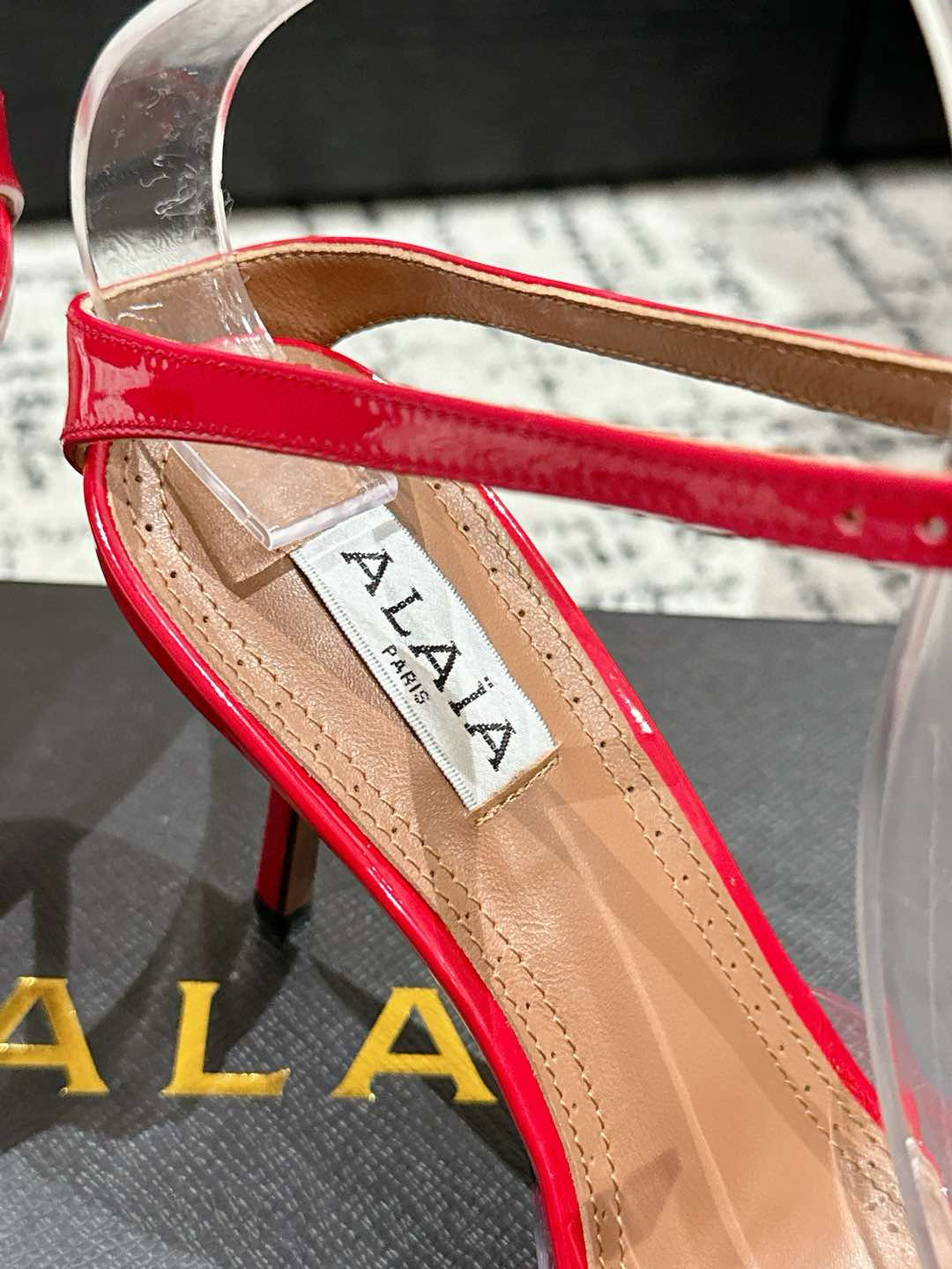 

 ALAIA 阿莱亚 25/ 春夏 high love 系列高跟鞋

心形图案搭配光泽感漆面小牛皮，