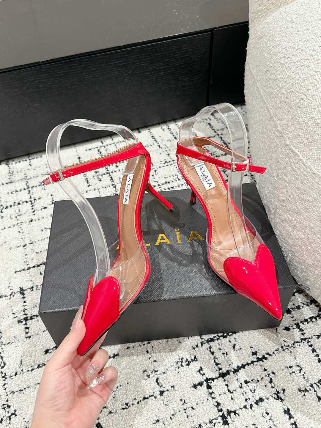 

 ALAIA 阿莱亚 25/ 春夏 high love 系列高跟鞋

心形图案搭配光泽感漆面小牛皮，