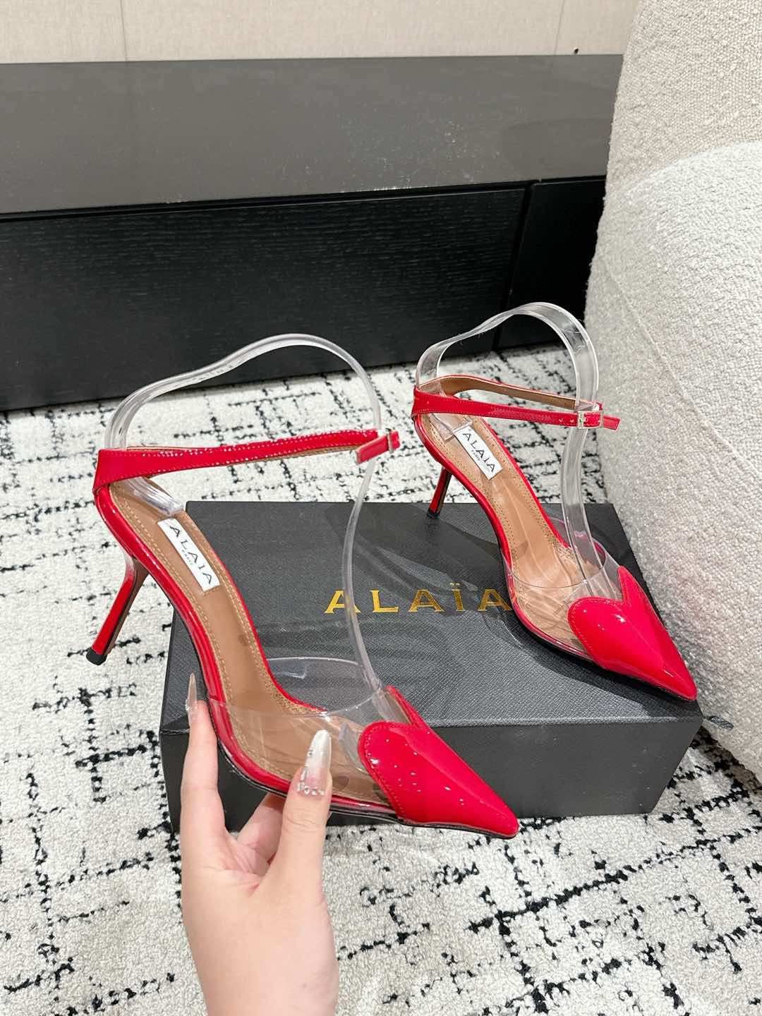 

 ALAIA 阿莱亚 25/ 春夏 high love 系列高跟鞋

心形图案搭配光泽感漆面小牛皮，