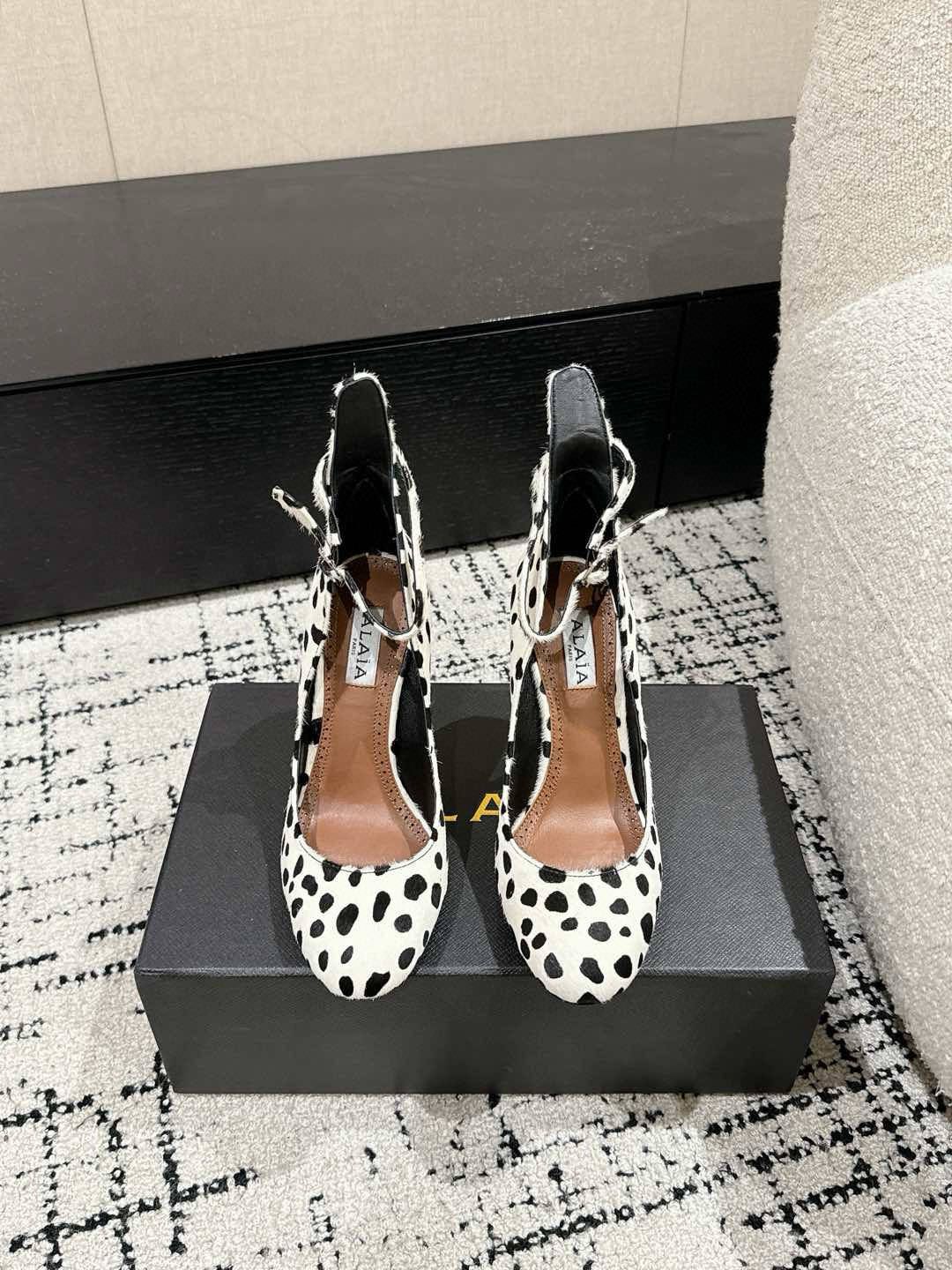 NO:163836,ALAIA 25/ Spring and summer new round-toe high heels. The popular Alaia is purely handmade. Every pair of shoes looks good and beautiful in the heart. This pair of shoes can really be regarded as the finishing touch of any outfit. Elegant and high-end, a must-have for fairies. Original custom sheepskin/horse hair fabric. Inner sheepskin inner lining. Outsole imported from Italy. Heel height 10.5cm. Size 35-39# (40 41 custom made without return). High heels, alaia, high heels, sheepskin, Leather soles19860909ALAIA 阿莱亚 25/ 春夏新款圆头高跟鞋 人气超高的Alaia 纯手工制作,每一双鞋都好看,美在心尖儿上 这双鞋真的可以算是任何一套穿搭上的点睛之笔,优雅高级,仙女必备 面料原版订制羊皮/马毛面料 內里羊皮内里 大底意大利进口真皮大底 跟高10.5cm 码数35-39#（40 41订做不退换）,高跟鞋,alaia,high heels,sheepskin,Leather soles,Women's Shoes