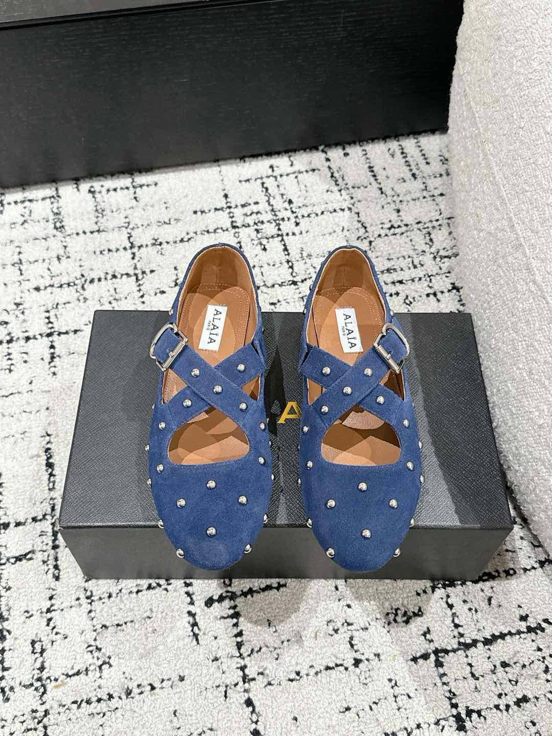 NO:165557,Alaia 25/ Showcase candy color flat ballet shoes, same style as Zhang Xiaohui, sweet and cool ballet style, a popular ballet shoes, romantic and charming, comfortable and versatile, different styles can be easily controlled, whether it is jeans, suit pants, or pleated skirts, it can enhance your outfit to fashion, elegance and excellence. Original custom high mercerized beef reverse velvet/cowhide Miri imported sheepskin, outsole original private mold rubber non-slip sole Size#35-42 (40 41 42 custom made without return), ballet shoes, alaia, skirts, jeans, business suit, cowhide, sheepskin19860909Alaia 阿莱亚 25/ 走秀款糖果色平底芭蕾舞鞋 章小蕙同款 甜酷芭蕾风 人气超高的一款芭蕾舞鞋,浪漫又迷人 舒适百搭配上不同款式,不同风格都能轻松驾驭,无论牛仔裤,西装裤,还是百褶裙,都能将你的穿搭提升到时尚,优雅和卓越之中 面料原版订制高丝光牛反绒/牛皮 美里进口羊皮 大底原版私模橡胶防滑大底 Size#35-42（40 41 42订做不退换）,芭蕾舞鞋,alaia,skirts,jeans,business suit,cowhide,sheepskin,Women's Shoes