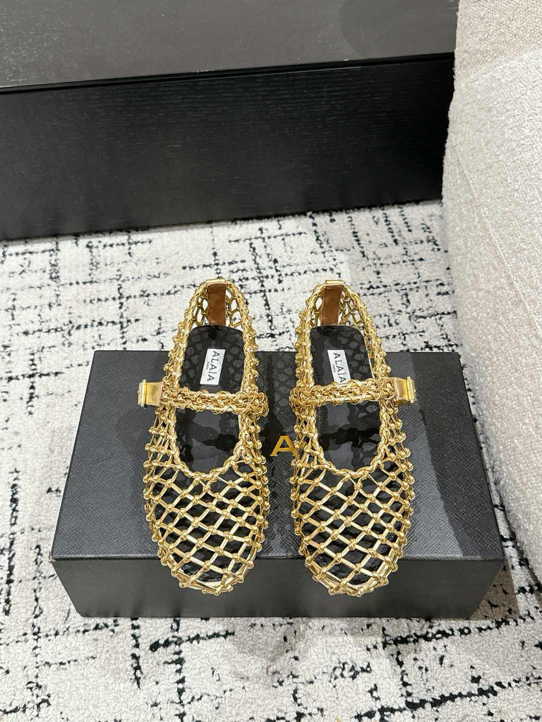 NO:165556,ALAIA 25/ Spring and Summer Latest Hollow woven shoes The king of cutting is only loyal to the female body curve. Alaia, a brand founded in 1979, has always been selling fashionable women's shoes. Paris fashion industry and the whole world are well-known Victoria Beckham, Michelle Obama, Ladygaga, Madonna, are all admirers and top fans of ALAA. Original braided upper surface, footbed sheepskin, original open molded rubber sole Size#35-42 (40 41 42 custom made, no return or exchange), ballet shoes, alaia, sheepskin19860909ALAIA 阿莱亚 25/ 春夏 最新 镂空编织鞋 只忠于展现女性身体曲线的裁剪之王 始创于1979年的品牌Alaia 一直主售时装感十足的型格女鞋 巴黎时装界以及全世界都享有盛誉维多利亚贝克汉姆,米歇尔奥巴马,Ladygaga ,麦当娜, 都是ALAA的崇拜者和头号粉丝 鞋面原版编织面 垫脚羊皮 鞋底原版开模橡胶底 Size#35-42（40 41 42订做不退换）,芭蕾舞鞋,alaia,sheepskin,Women's Shoes