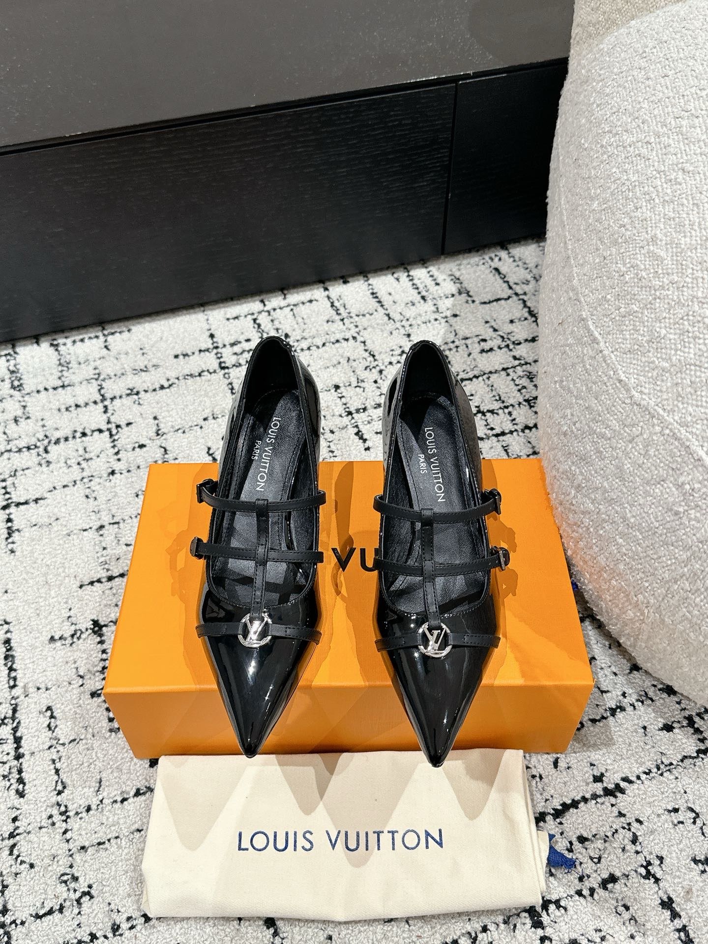 NO:234680,#Top version Louis Vuitton / 25 spring and summer pointy high heels, hawk-mouthed small pointed toe paired with hollow leather small square buckle, adjustable elasticity, Lv hardware 