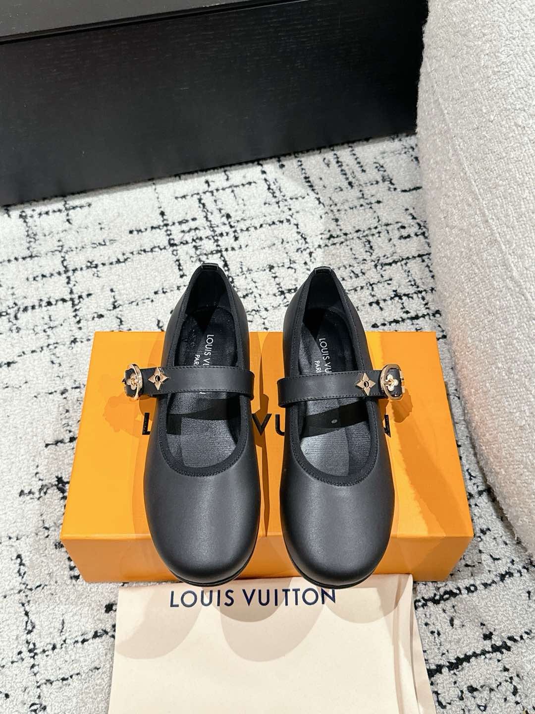 NO:233858,#Top version louis vuitton LV Louis Vuitton 25/Spring and summer Latest Mary Jane single shoes Simple and exquisite, full of high-end feel, showing elegant temperament ~ It looks so beautiful on the feet, full of summer shoes, cowhide upper inner lining: sheepskin inner lining, outsole: Italian imported genuine leather sole Size#35-41 (40 41 custom made without return), Mary Jane, louis vuitton, louis vuitton, louis vuitton, mary jane, cowhide, sheepskin, Leather soles19860909#顶级版本 louis vuitton LV路易威登 25/春夏 最新玛丽珍单鞋 简约精致,高级感满满,尽显优雅气质～ 上脚超好看,拉满了夏日美鞋绝绝子啊 鞋面牛皮 内里: 羊皮内里, 大底: 意大利进口真皮大底 Size#35-41（40 41订做不退换）,玛丽珍,louis vuitton,louis vuitton,louis vuitton,mary jane,cowhide,sheepskin,Leather soles,Women's Shoes