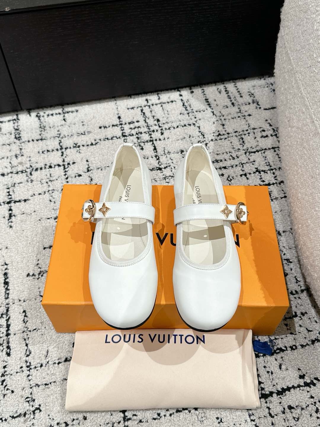 NO:233859,#Top version louis vuitton LV Louis Vuitton 25/Spring and summer Latest Mary Jane single shoes Simple and exquisite, full of high-end feel, showing elegant temperament ~ The feet are super beautiful, full of summer shoes, cowhide 3D printing of upper lining: sheepskin lining, outsole: Italian imported genuine leather sole Size#35-41 (40 41 custom made without return), Mary Jane, louis vuitton, louis vuitton, louis vuitton, louis vuitton, mary jane, cowhide, sheepskin, Leather soles19860909#顶级版本 louis vuitton LV路易威登 25/春夏 最新玛丽珍单鞋 简约精致,高级感满满,尽显优雅气质～ 上脚超好看,拉满了夏日美鞋绝绝子啊 鞋面牛皮3D打印 内里: 羊皮内里, 大底: 意大利进口真皮大底 Size#35-41（40 41订做不退换）,玛丽珍,louis vuitton,louis vuitton,louis vuitton,mary jane,cowhide,sheepskin,Leather soles,Women's Shoes
