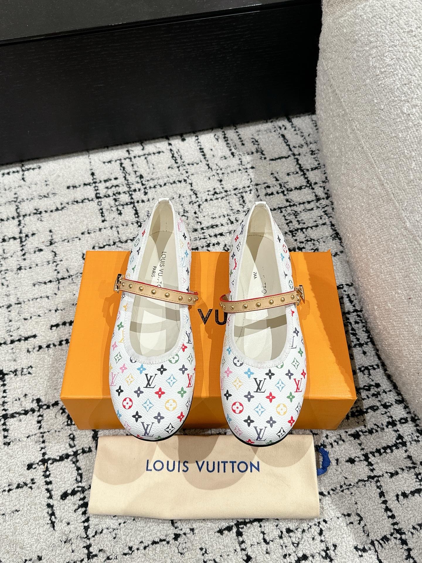 NO:233855,#Top version louis vuitton LV Louis Vuitton 25/Spring and summer Latest Mary Jane single shoes Simple and exquisite, full of high-end feel, showing elegant temperament ~ The feet are super beautiful, full of summer shoes, cowhide 3D printing of upper lining: sheepskin lining, outsole: Italian imported genuine leather sole Size#35-41 (40 41 custom made without return), Mary Jane, louis vuitton, louis vuitton, louis vuitton, louis vuitton, mary jane, cowhide, sheepskin, Leather soles19860909#顶级版本 louis vuitton LV路易威登 25/春夏 最新玛丽珍单鞋 简约精致,高级感满满,尽显优雅气质～ 上脚超好看,拉满了夏日美鞋绝绝子啊 鞋面牛皮3D打印 内里: 羊皮内里, 大底: 意大利进口真皮大底 Size#35-41（40 41订做不退换）,玛丽珍,louis vuitton,louis vuitton,louis vuitton,mary jane,cowhide,sheepskin,Leather soles,Women's Shoes