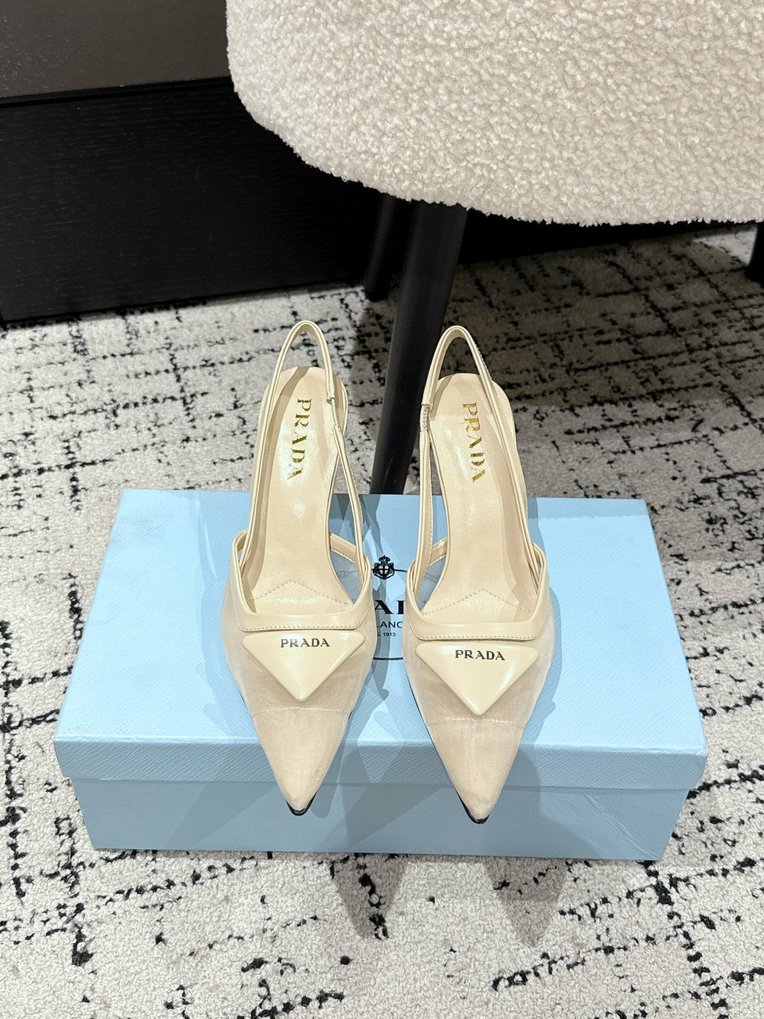 NO:444912,Prada 25/Prada Spring and summer new mesh fabric rear strap pointed toe high heels This high heels are made of new materials, the mesh upper is breathable and looming, reshaping the classic design with details, exuding contemporary charm. It presents conical lines and is decorated with the iconic triangular logo. Fabric imported mesh inner sheepskin Size34-42 (34.40.41.42 custom-made non-return and exchange), high heels sandals, prada, prada, sandals, high heels, sheepskin19860909Prada 25/普拉达 春夏新款网眼织物后饰带尖头高跟鞋 这款高跟鞋采用全新材质,网眼鞋面透气又若隐若现的呈现,与细节重塑经典设计,散发当代魅力.呈现锥形线条,饰有标志性的三角形徽标. 面料进口网面 內里羊皮 Size34-42（34.40.41.42定做不退换),高跟鞋凉鞋,prada,prada,sandals,high heels,sheepskin,Women's Shoes