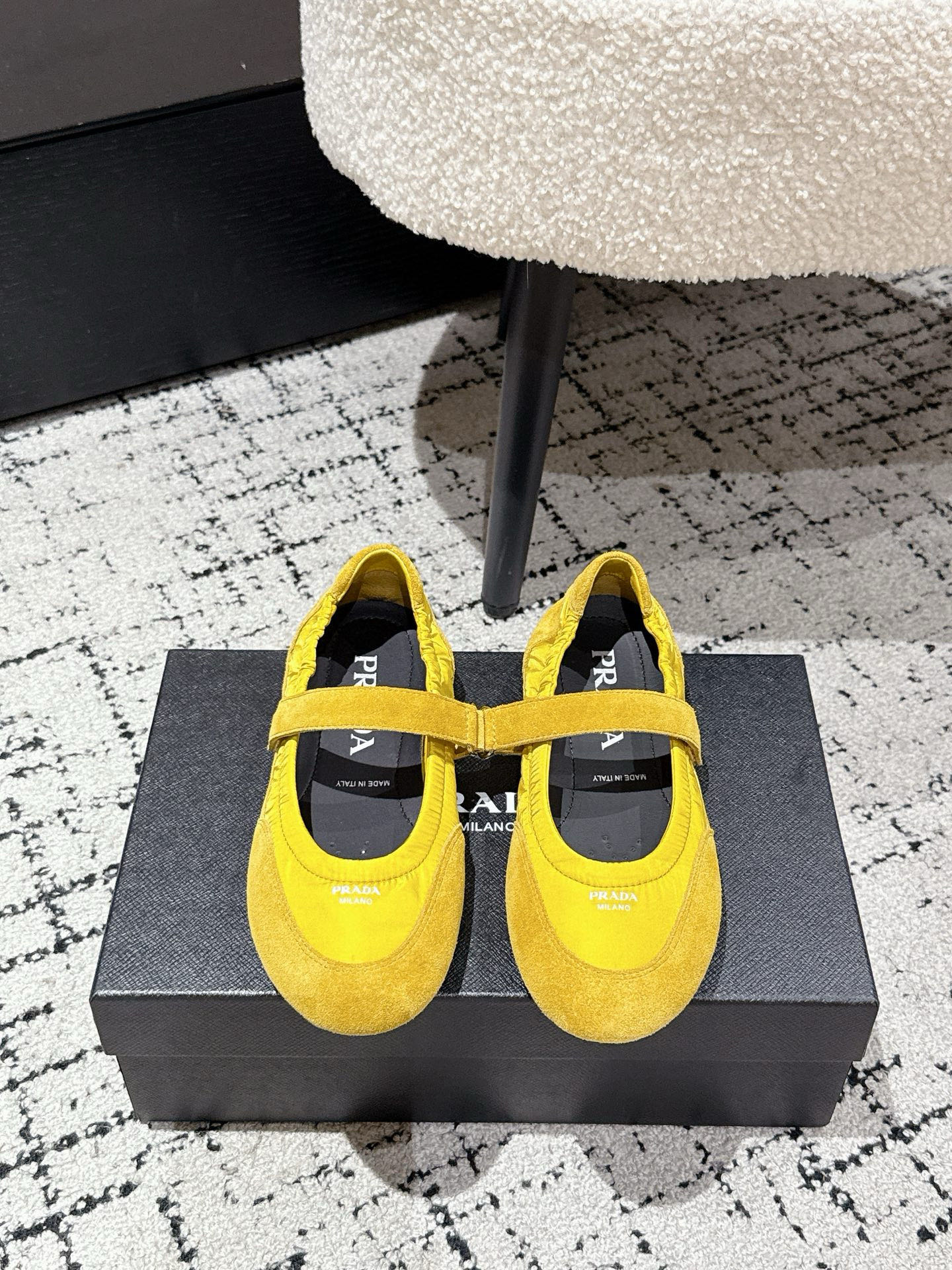 NO:444817,#Purchasing grade Prada 25/Latest Show Casual Forrest Gump Ballet Shoes The one with a high appearance rate is this German training shoe. The shape is like a ballet shoe. The soft leather and Prada exclusive nylon material are the most resistant to hitting!  It is a retro-sensing item. It can be matched with novel and fashionable items or overall old retro-styling, and can be perfectly controlled. Upper: Imported suede Inner: Sheepskin Outsole: Original thin sole Size: #35-41 (40.41 Custom made without return or exchange), Mary Jane, prada, prada, mary jane, sheepskin, chamois leather19860909#代购级 Prada 普拉达 25/最新 走秀 休闲 阿甘 芭蕾舞鞋 出镜率很高的就是这款德训鞋 外形是像芭蕾舞鞋一样的跑鞋,柔软的皮质加上Prada 专属尼龙材质上脚的轻盈度和舒适度是最抗打的！本来就是复古感拉满的单品,既可以搭配新颖时髦的单品,也可以搭配整体做旧的复古感造型,都可以完美驾驭 鞋面: 进口麂皮 内里: 羊皮 大底: 原版薄底 Size: #35-41(40.41定做不退换）,玛丽珍,prada,prada,mary jane,sheepskin,chamois leather,Women's Shoes