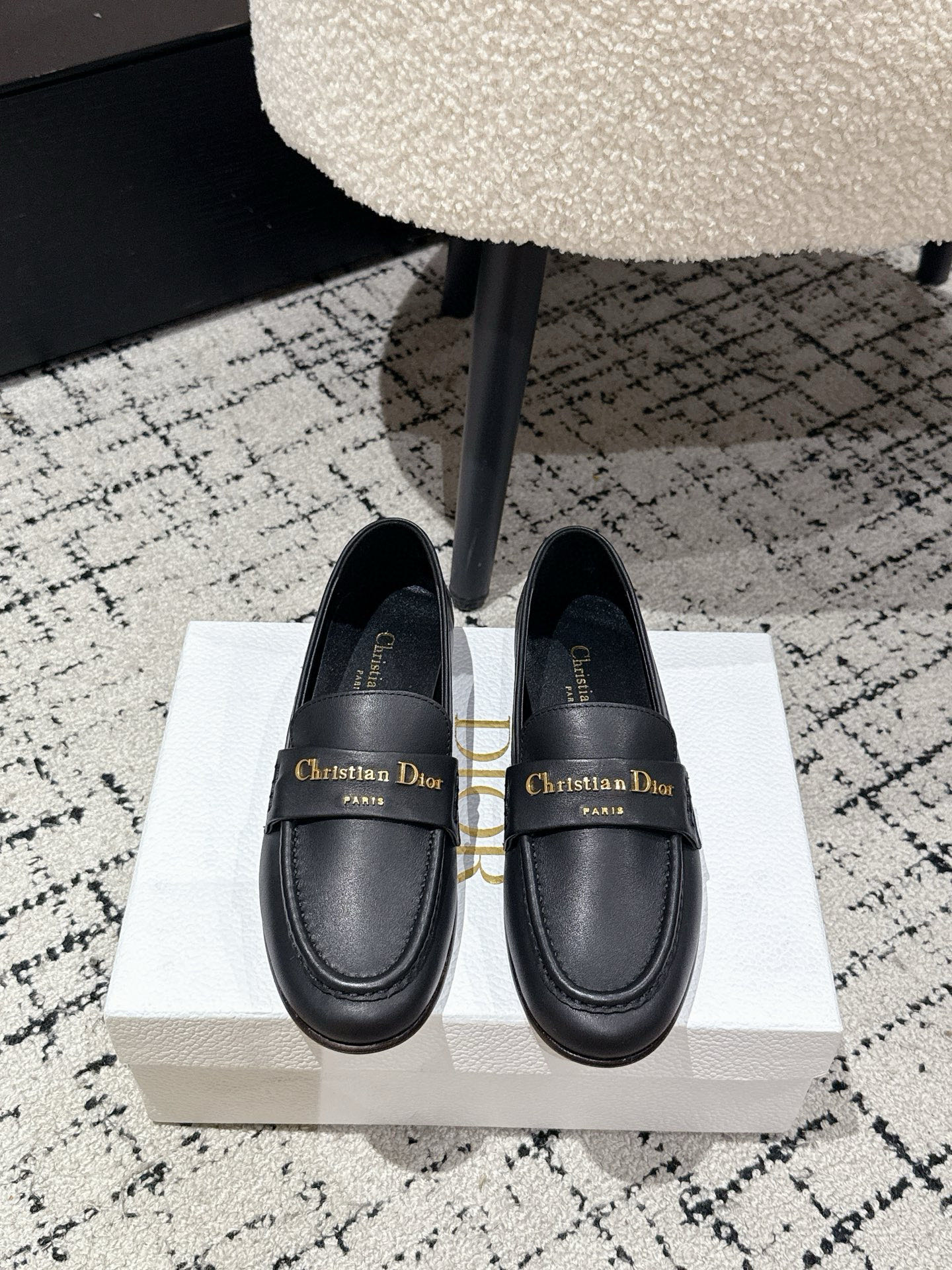 “New Boy Mono-Shoe Series: Elegant White Leather Shoes with Gold Detailing for Autumn/Winter Fashion”