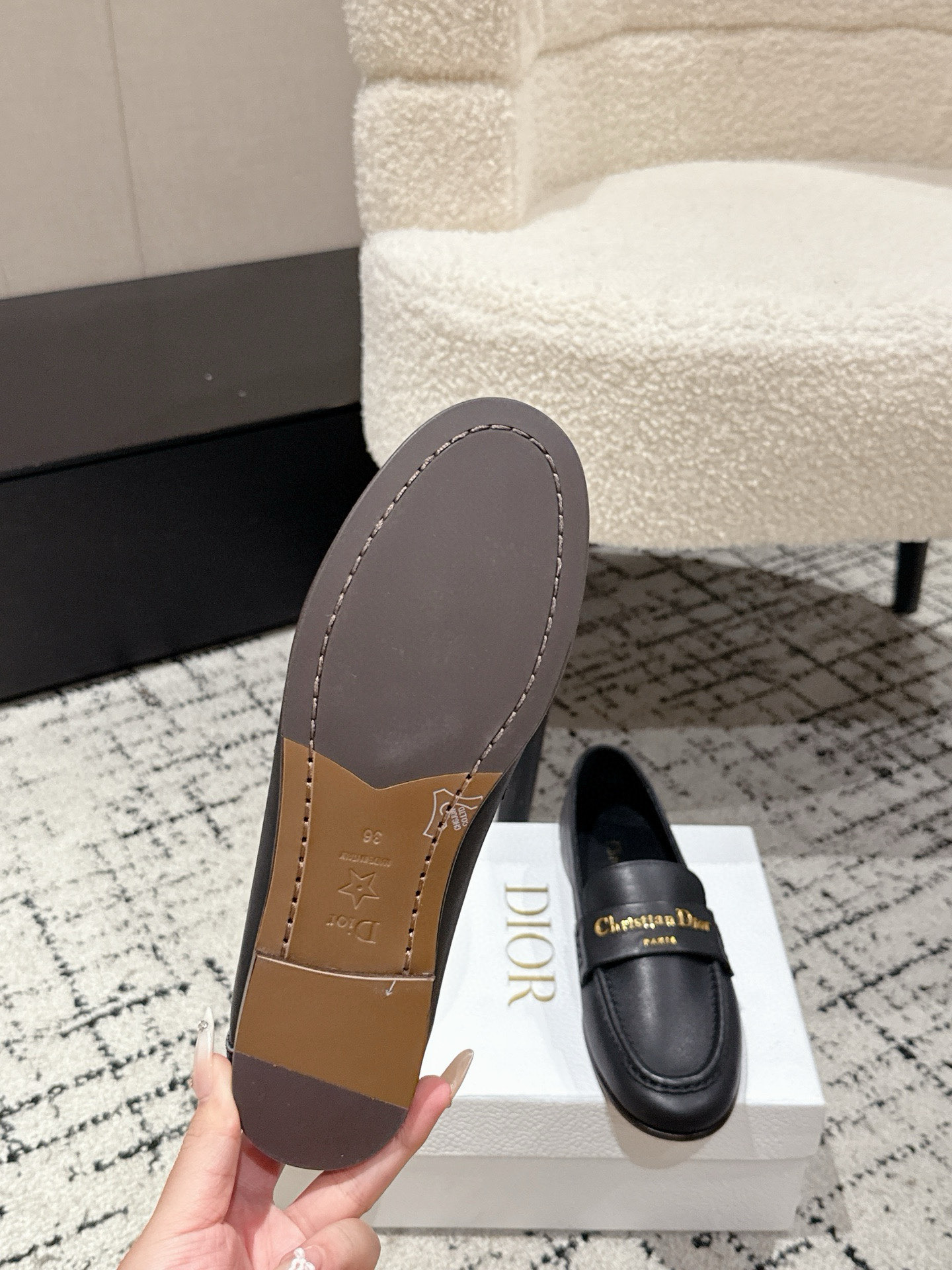 “New Boy Mono-Shoe Series: Elegant White Leather Shoes with Gold Detailing for Autumn/Winter Fashion” - 图片 9