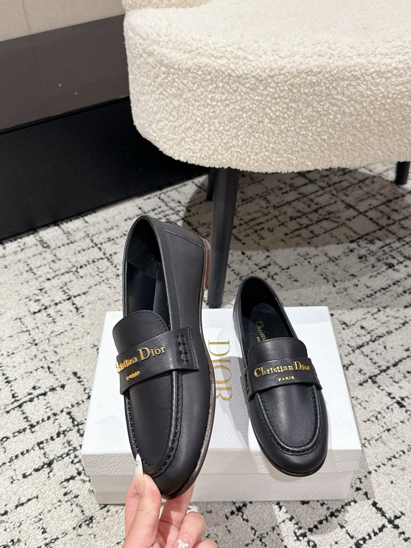 “New Boy Mono-Shoe Series: Elegant White Leather Shoes with Gold Detailing for Autumn/Winter Fashion” - 图片 4