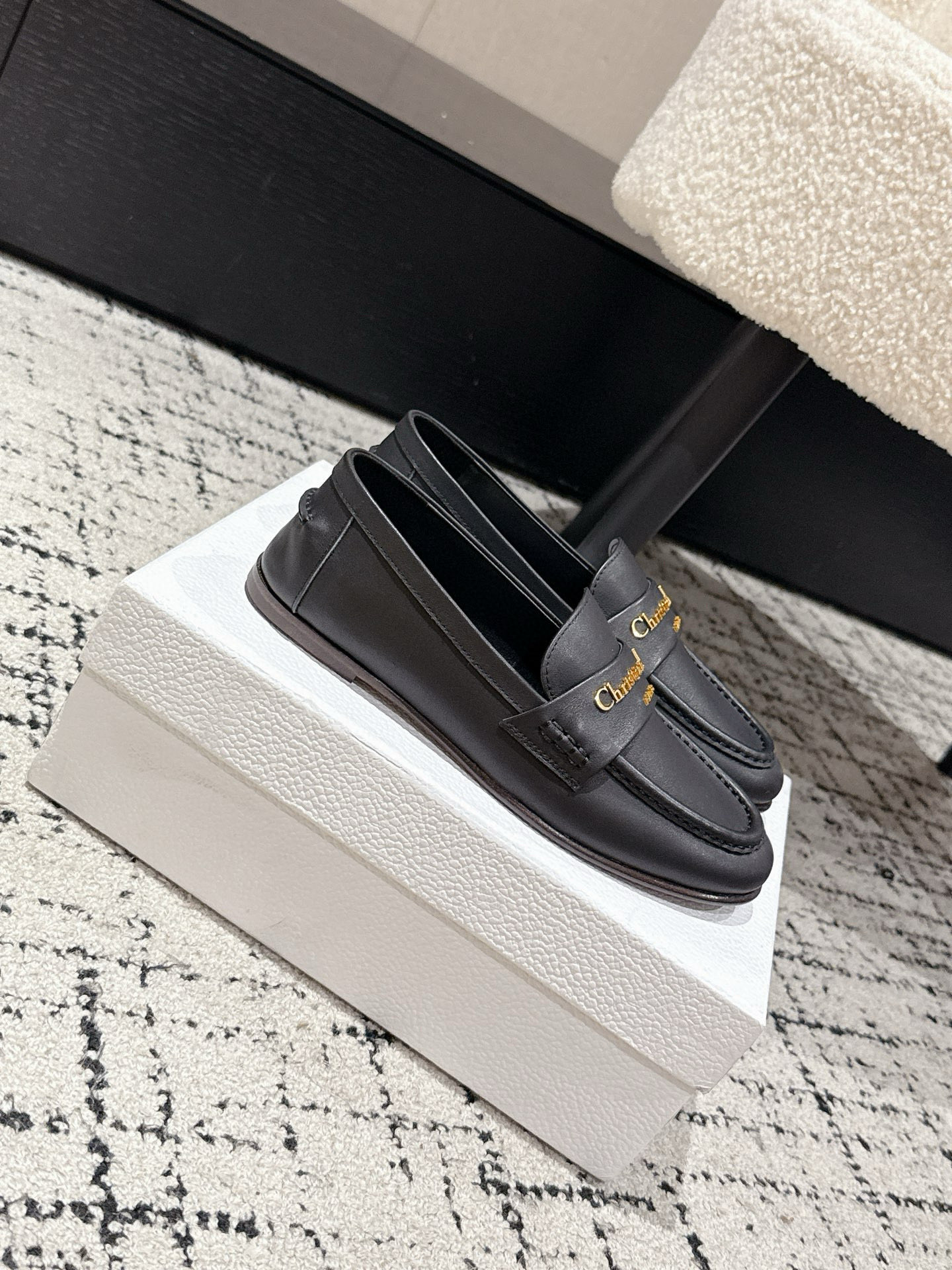 “New Boy Mono-Shoe Series: Elegant White Leather Shoes with Gold Detailing for Autumn/Winter Fashion” - 图片 2