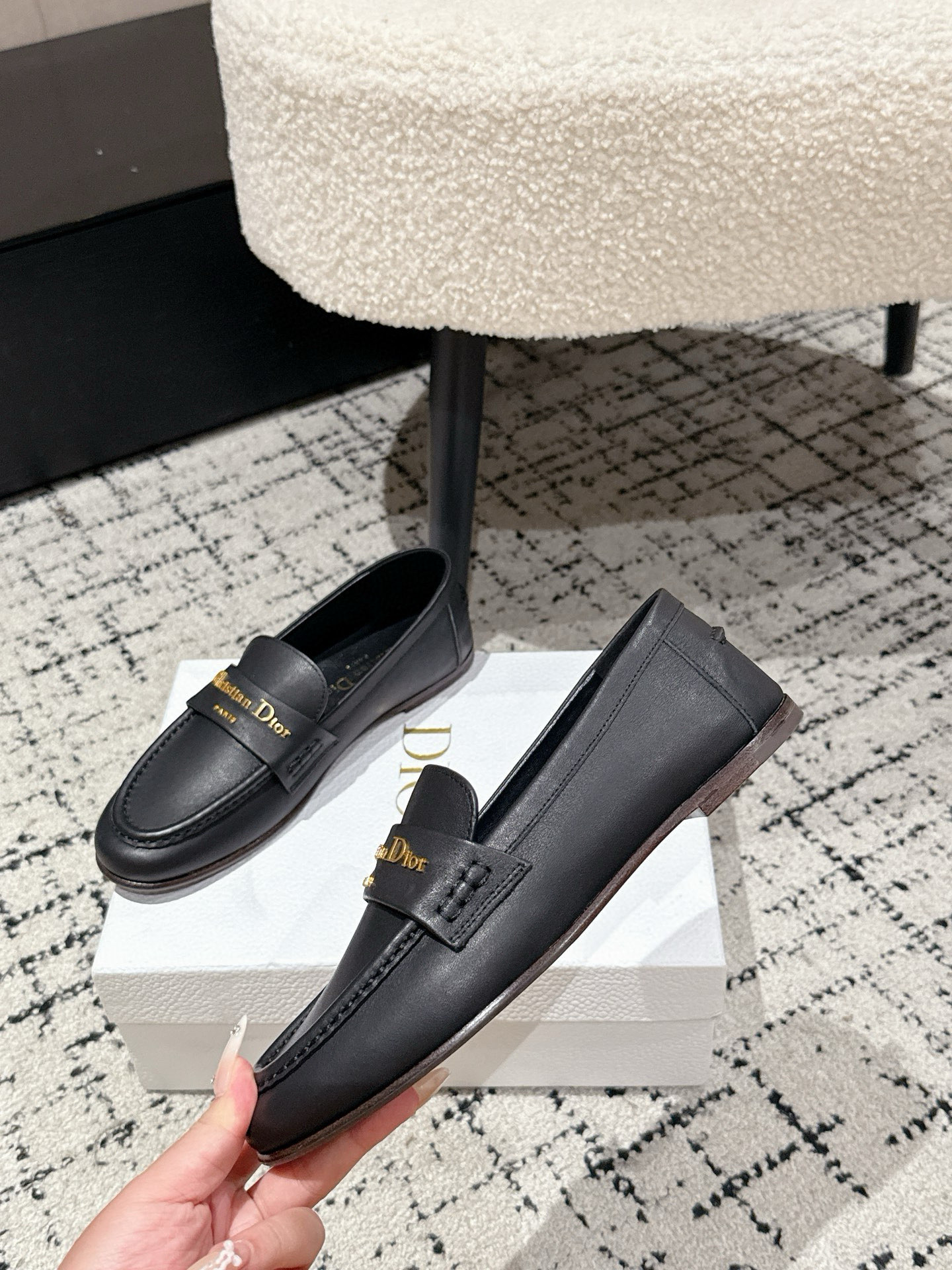 “New Boy Mono-Shoe Series: Elegant White Leather Shoes with Gold Detailing for Autumn/Winter Fashion” - 图片 5