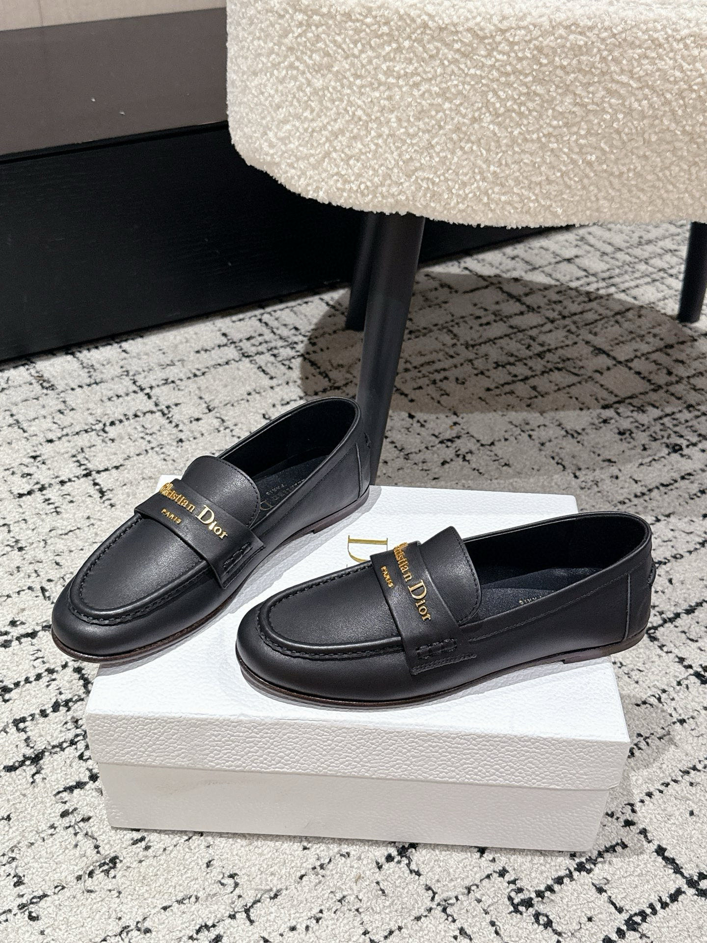 “New Boy Mono-Shoe Series: Elegant White Leather Shoes with Gold Detailing for Autumn/Winter Fashion” - 图片 3