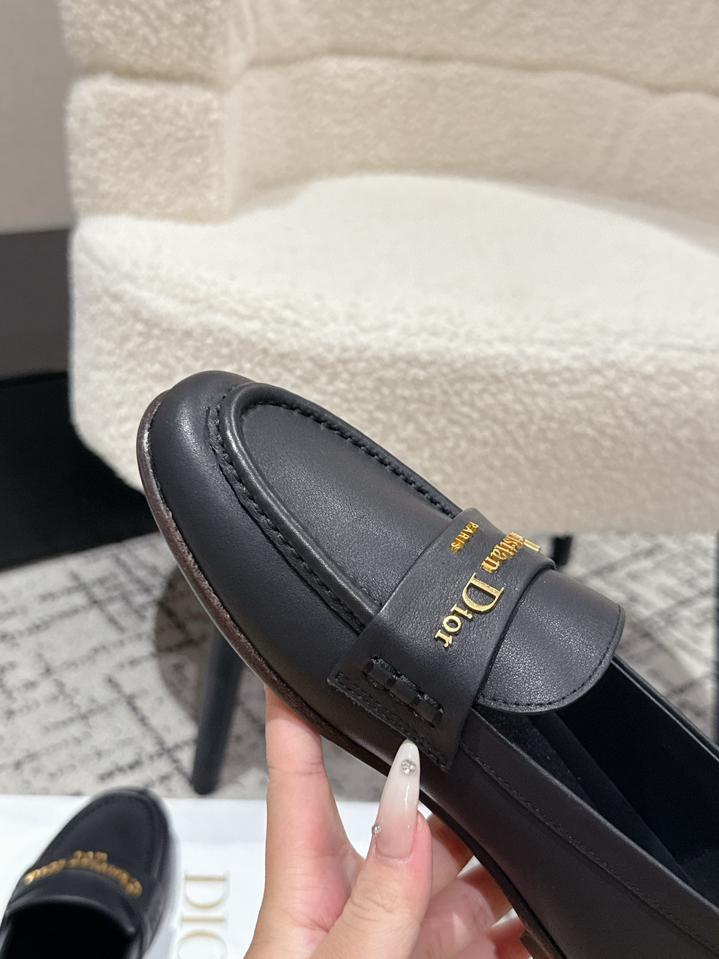 “New Boy Mono-Shoe Series: Elegant White Leather Shoes with Gold Detailing for Autumn/Winter Fashion” - 图片 6