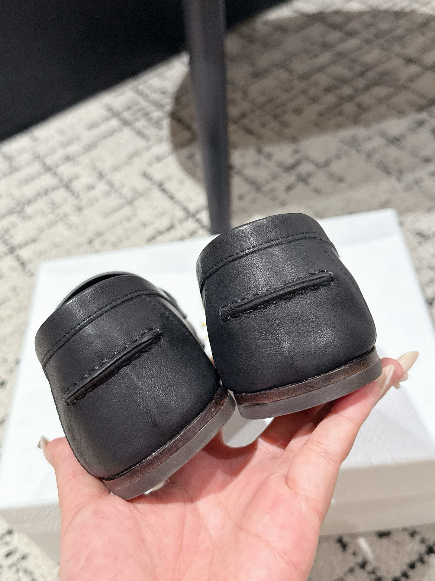 “New Boy Mono-Shoe Series: Elegant White Leather Shoes with Gold Detailing for Autumn/Winter Fashion” - 图片 7