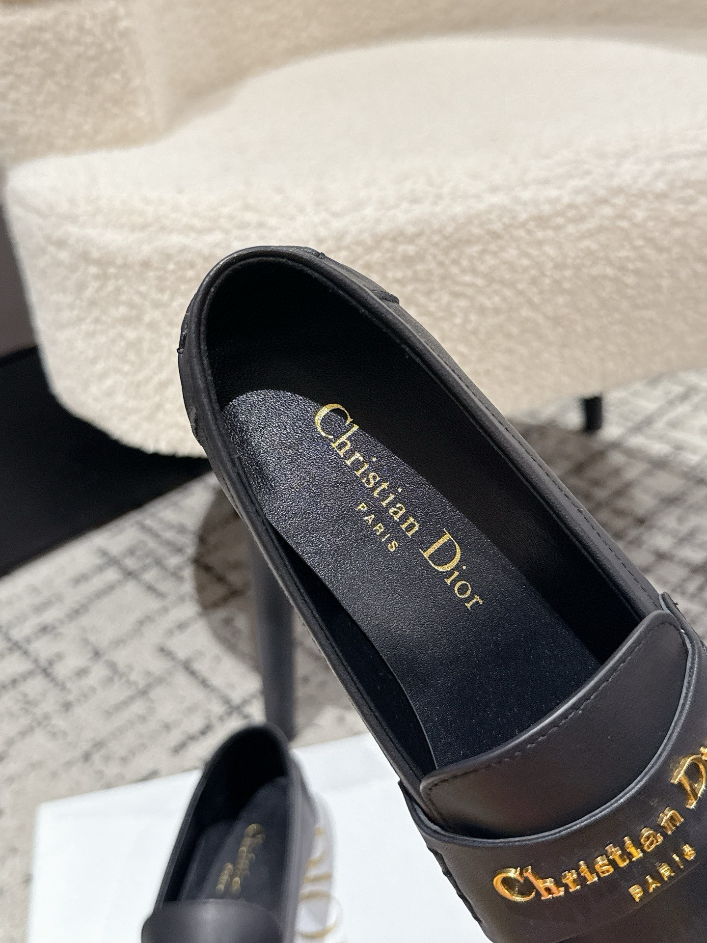 “New Boy Mono-Shoe Series: Elegant White Leather Shoes with Gold Detailing for Autumn/Winter Fashion” - 图片 8