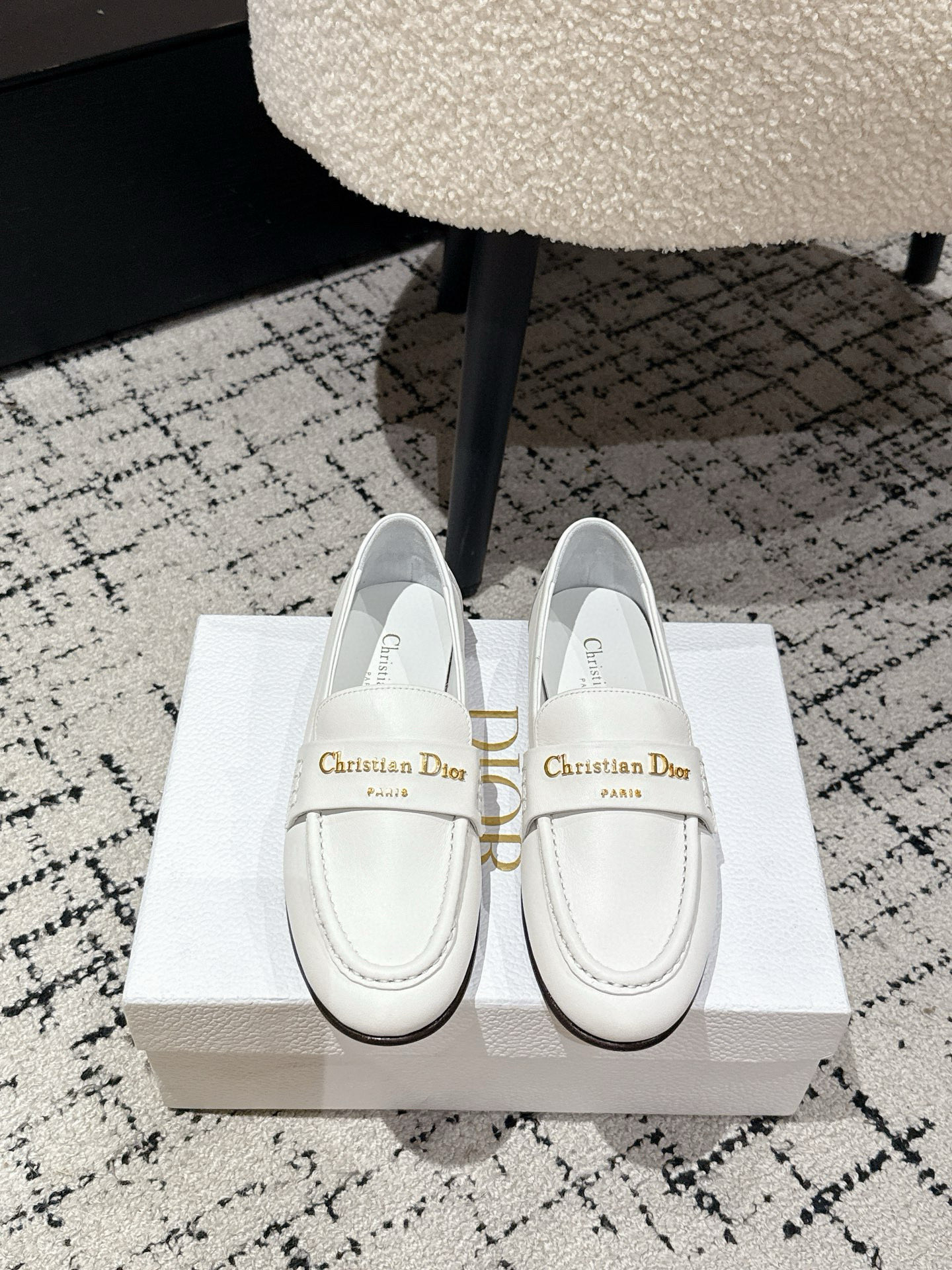 NO:463634,#Top version Dior 25/Dio autumn and winter new Boy retro single shoe series reinterprets classic design in elegant style. White soft cowhide upper with almond toe, the upper is decorated with gold-finished metal Christian Dior Paris logo to enhance the style. It can be matched with various styles of this season to make the elegant look more refined. Fabric cowhide, lining sheepskin, outsole leather outsole size35-41 (customized for 40/41, no return or exchange), loafers, dior, loafers, cowhide, sheepskin, Leather soles19860909#顶级版本 Dior 25/迪奧 秋冬新款Boy复古单鞋系列 以高雅风格重新演绎经典设计.白色柔软牛皮革鞋面搭配杏仁形鞋头,鞋面饰以金色饰面金属 Christian Dior Paris 标志提升格调.可与本季的各式造型搭配,令优雅的造型更加精致. 面料牛皮 里料羊皮 大底真皮大底 size35-41（40/41定做不退換）,乐福鞋,dior,loafers,cowhide,sheepskin,Leather soles,Women's Shoes