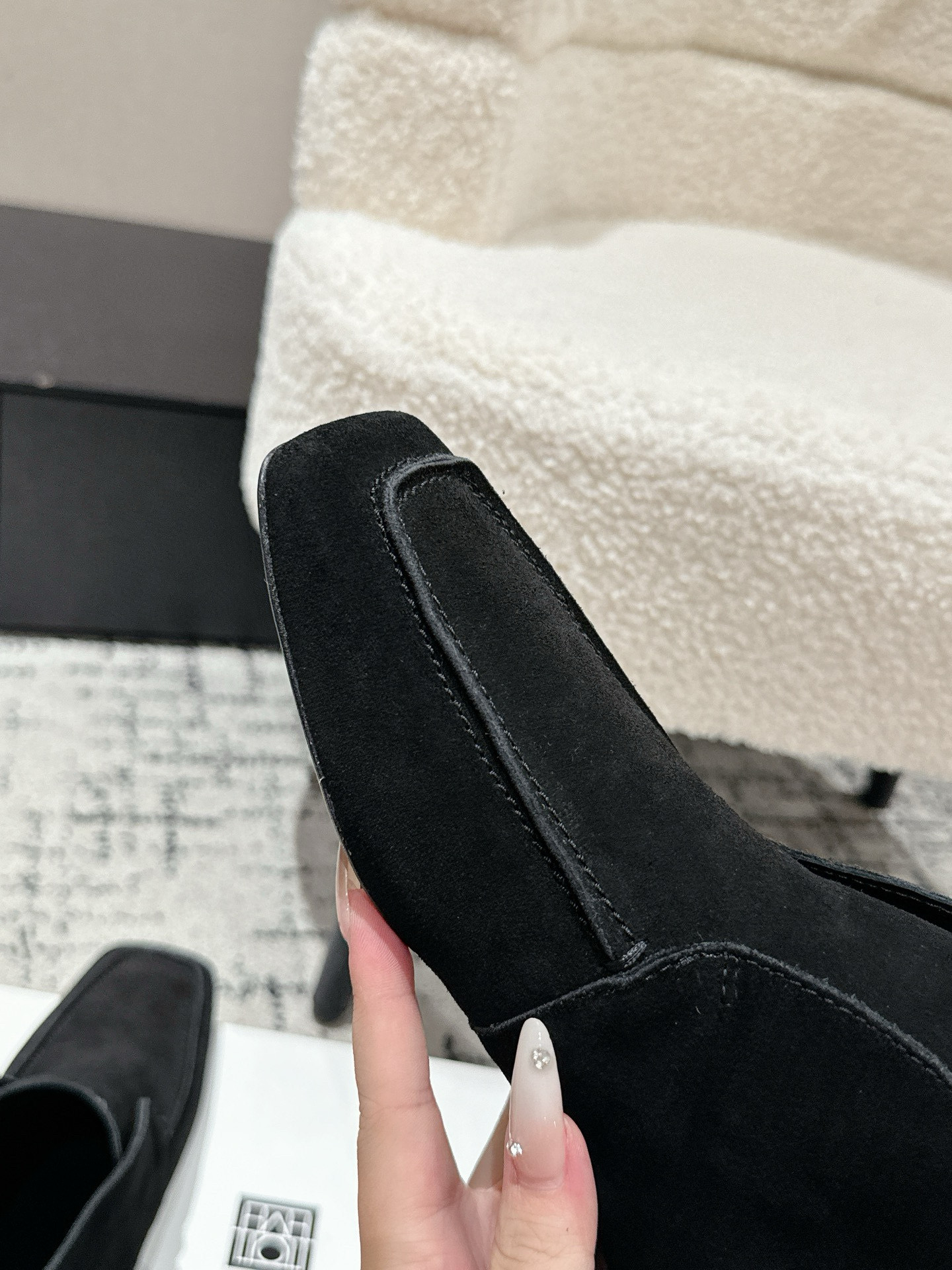 Luxurious Velvet Shoes for Ultimate Comfort: Toteme 25s/New Gobon Love Collection - 图片 4