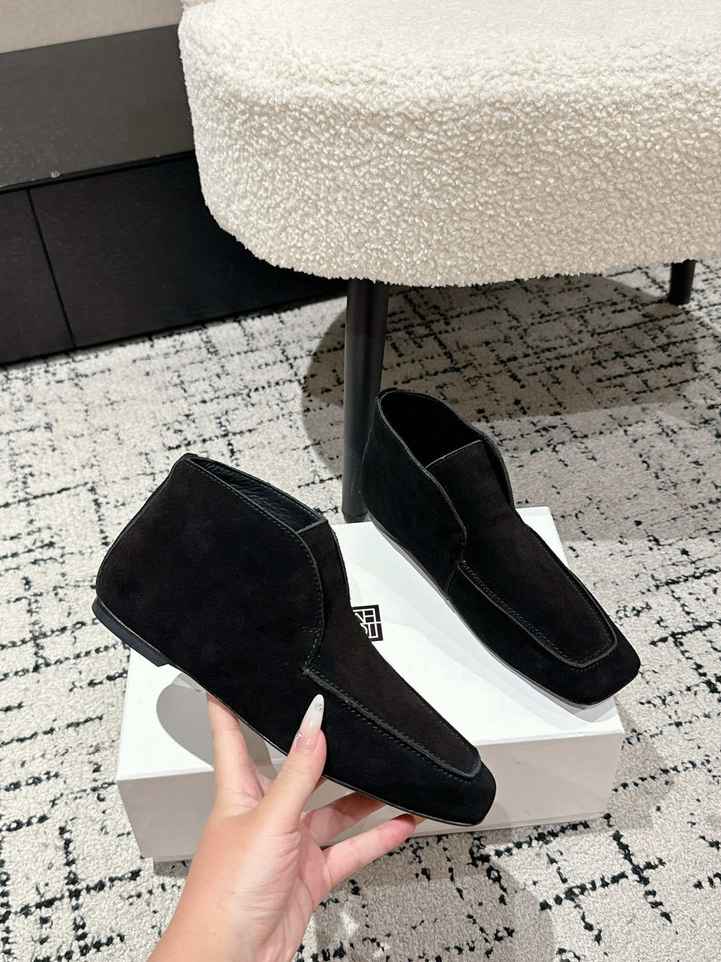 Luxurious Velvet Shoes for Ultimate Comfort: Toteme 25s/New Gobon Love Collection - 图片 3