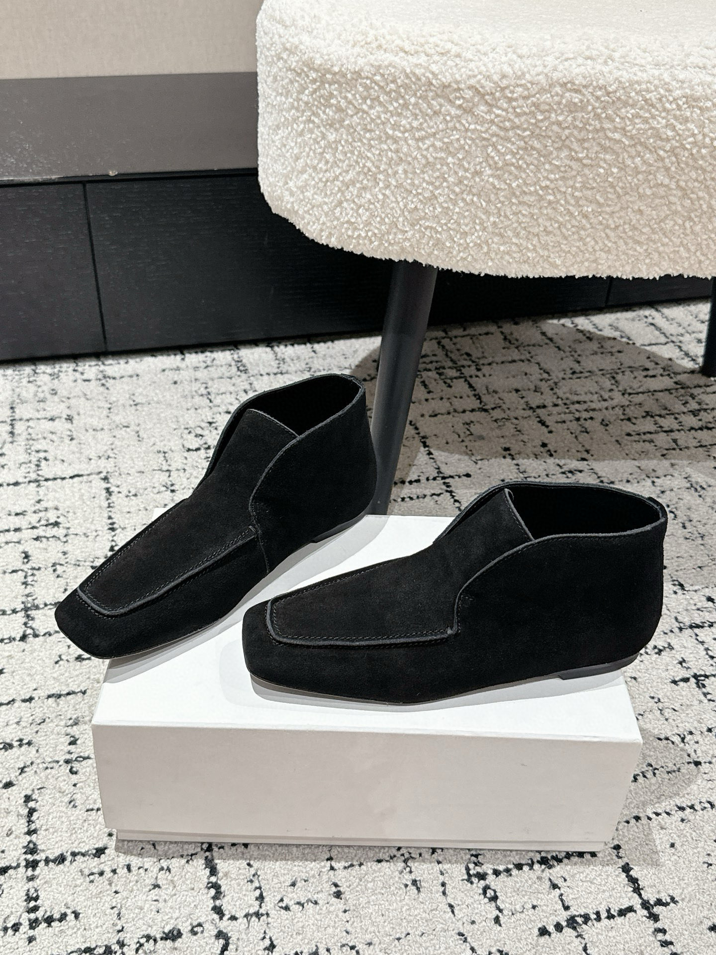 Luxurious Velvet Shoes for Ultimate Comfort: Toteme 25s/New Gobon Love Collection - 图片 1