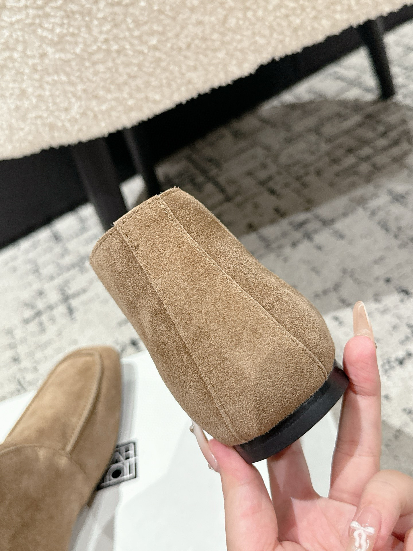 Luxurious Comfort: Toteme 25s New Gobon Velvet Shoes Review - 图片 5