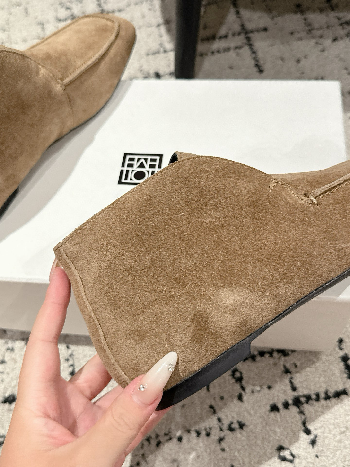 Luxurious Comfort: Toteme 25s New Gobon Velvet Shoes Review - 图片 6