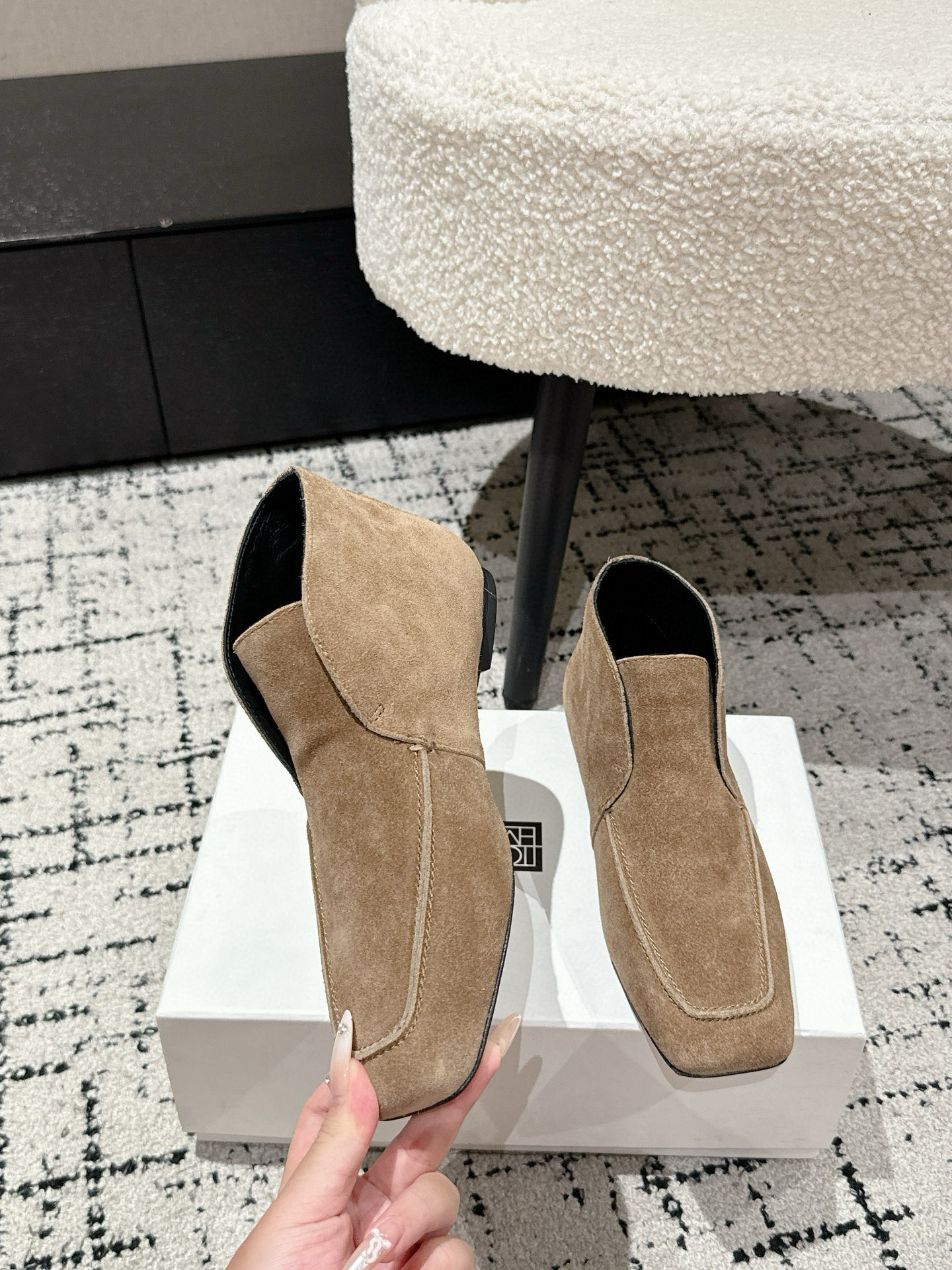 Luxurious Comfort: Toteme 25s New Gobon Velvet Shoes Review - 图片 2