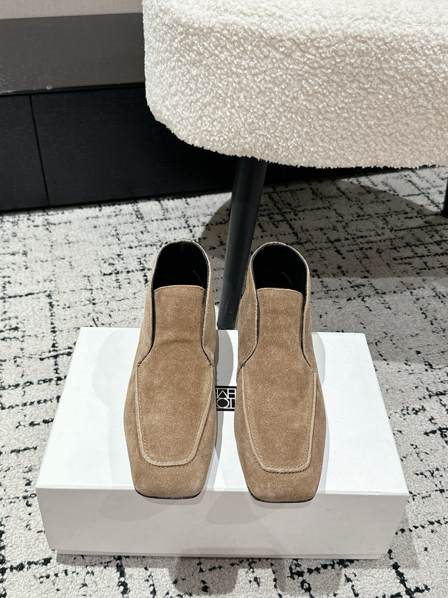 Luxurious Comfort: Toteme 25s New Gobon Velvet Shoes Review - 图片 8
