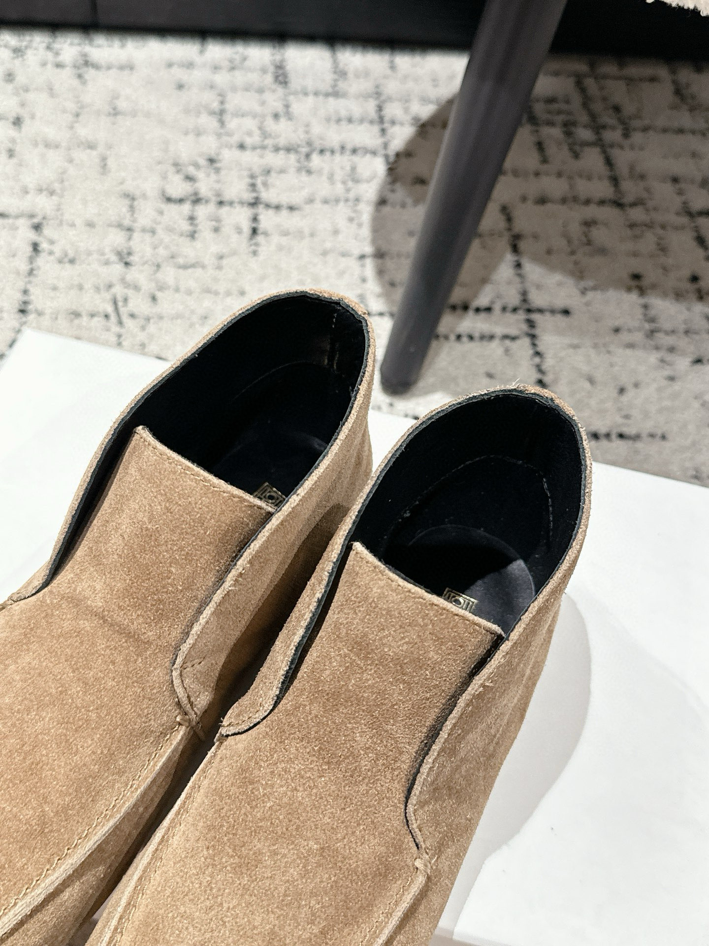 Luxurious Comfort: Toteme 25s New Gobon Velvet Shoes Review - 图片 7