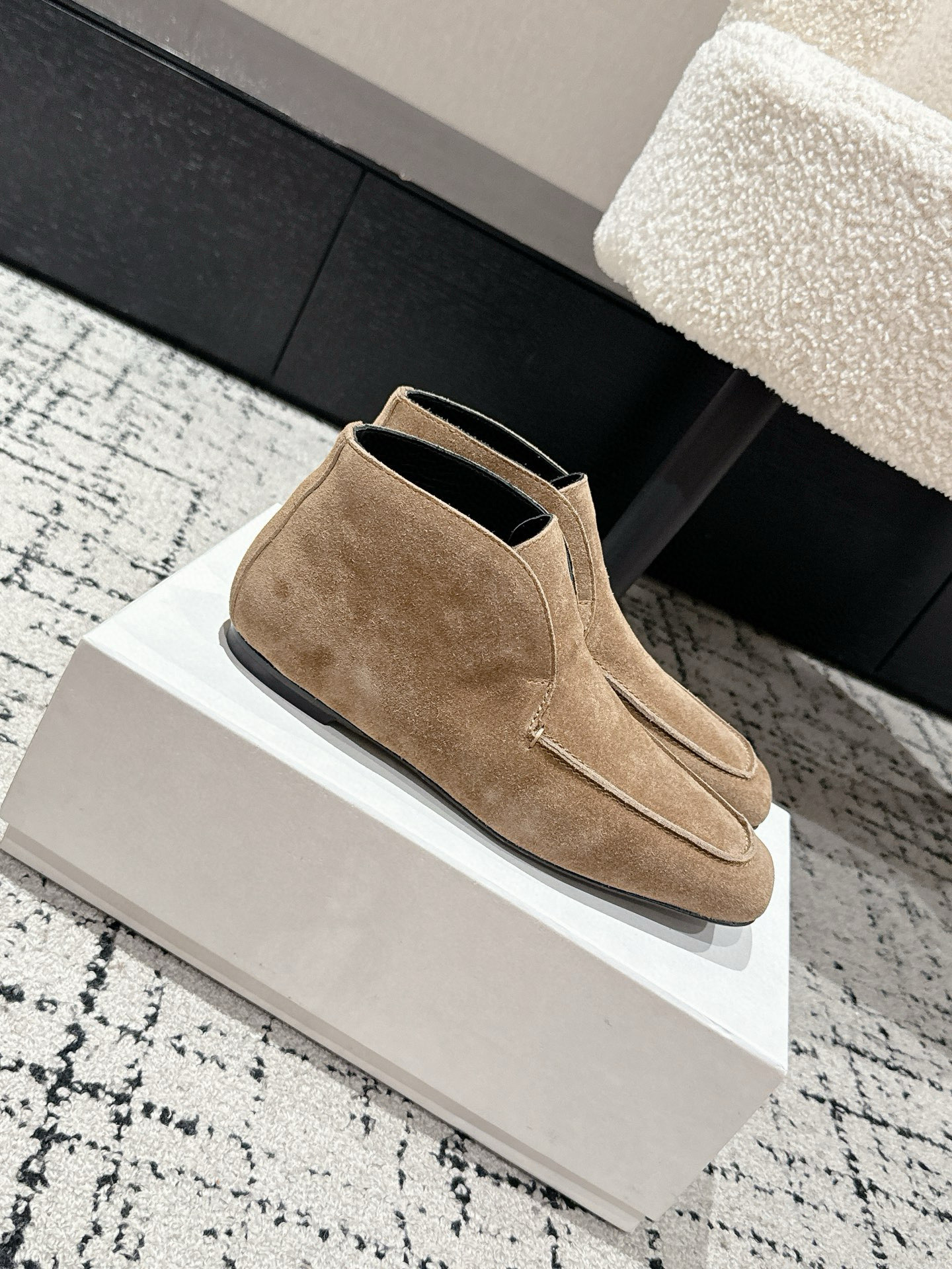 Luxurious Comfort: Toteme 25s New Gobon Velvet Shoes Review - 图片 9