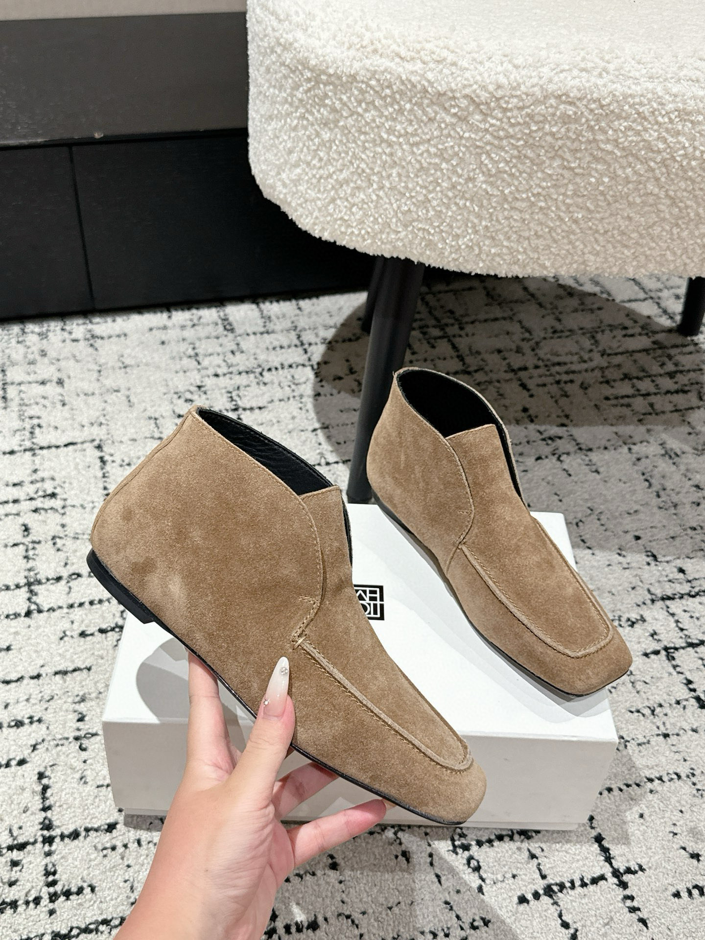 Luxurious Comfort: Toteme 25s New Gobon Velvet Shoes Review - 图片 3