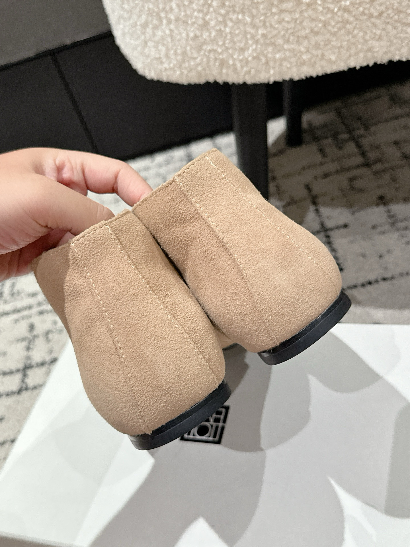 Luxurious Comfort: Toteme 25s New Gobon Love Shoes Review - 图片 7