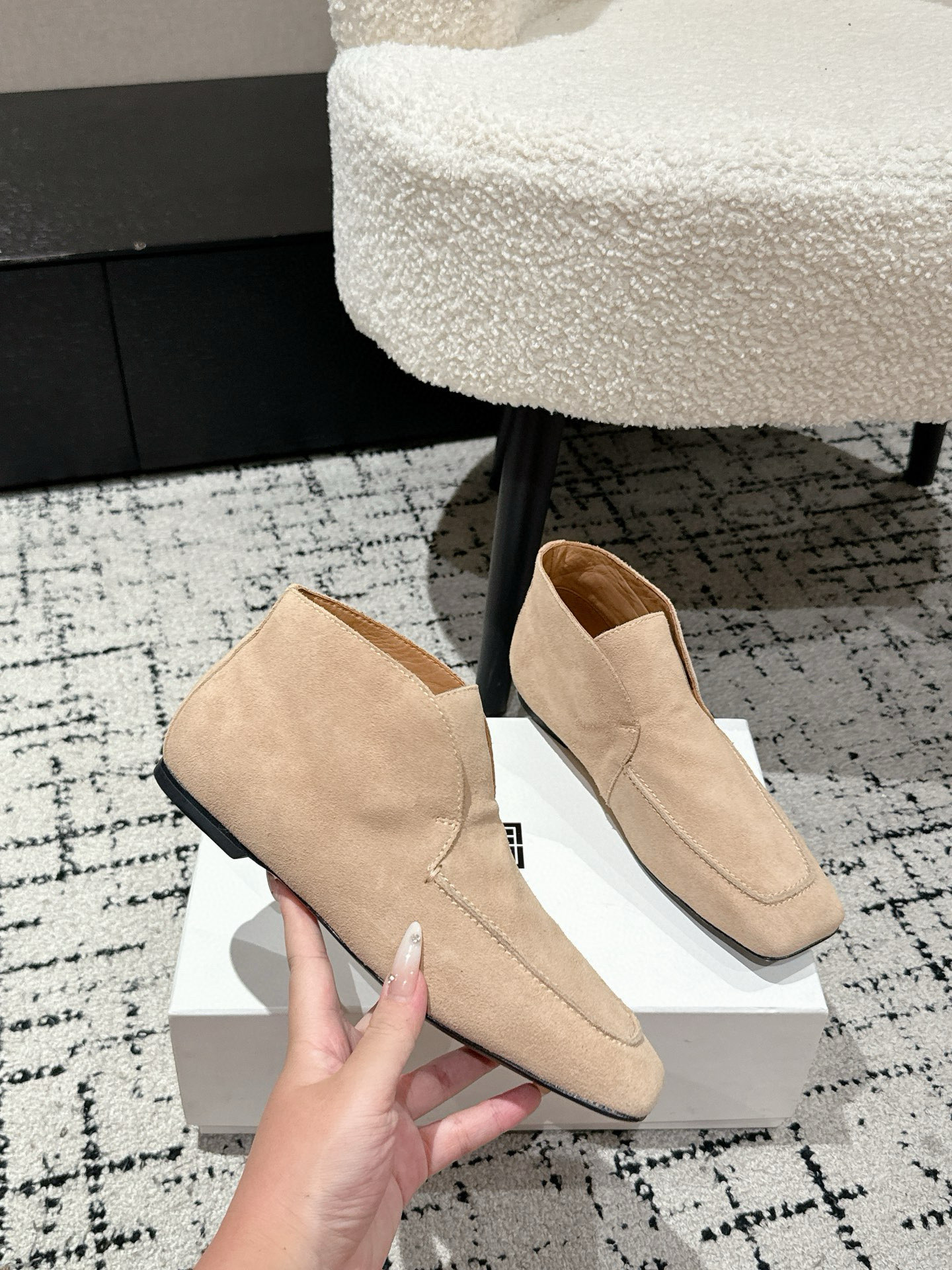 Luxurious Comfort: Toteme 25s New Gobon Love Shoes Review - 图片 3