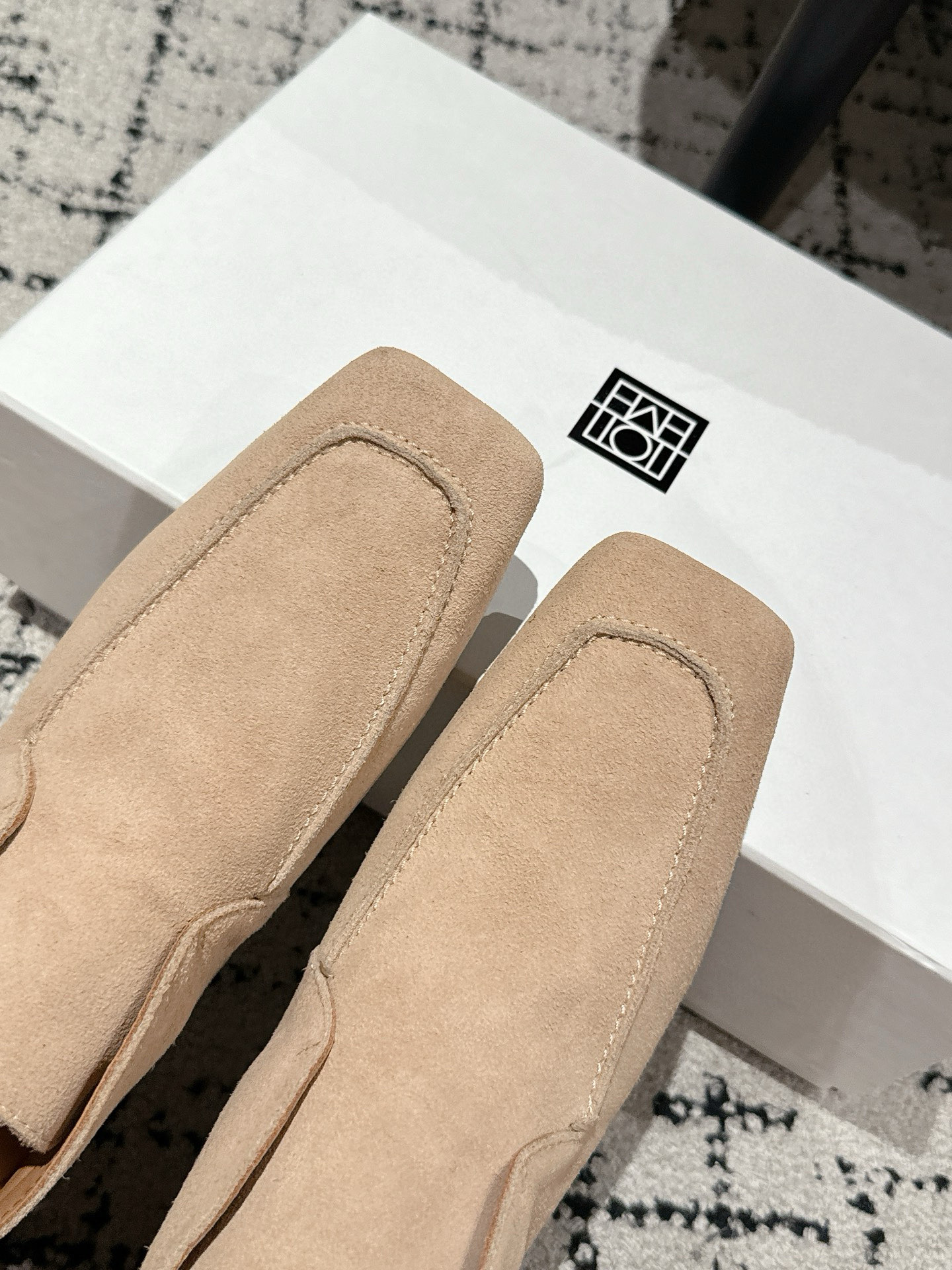 Luxurious Comfort: Toteme 25s New Gobon Love Shoes Review - 图片 4