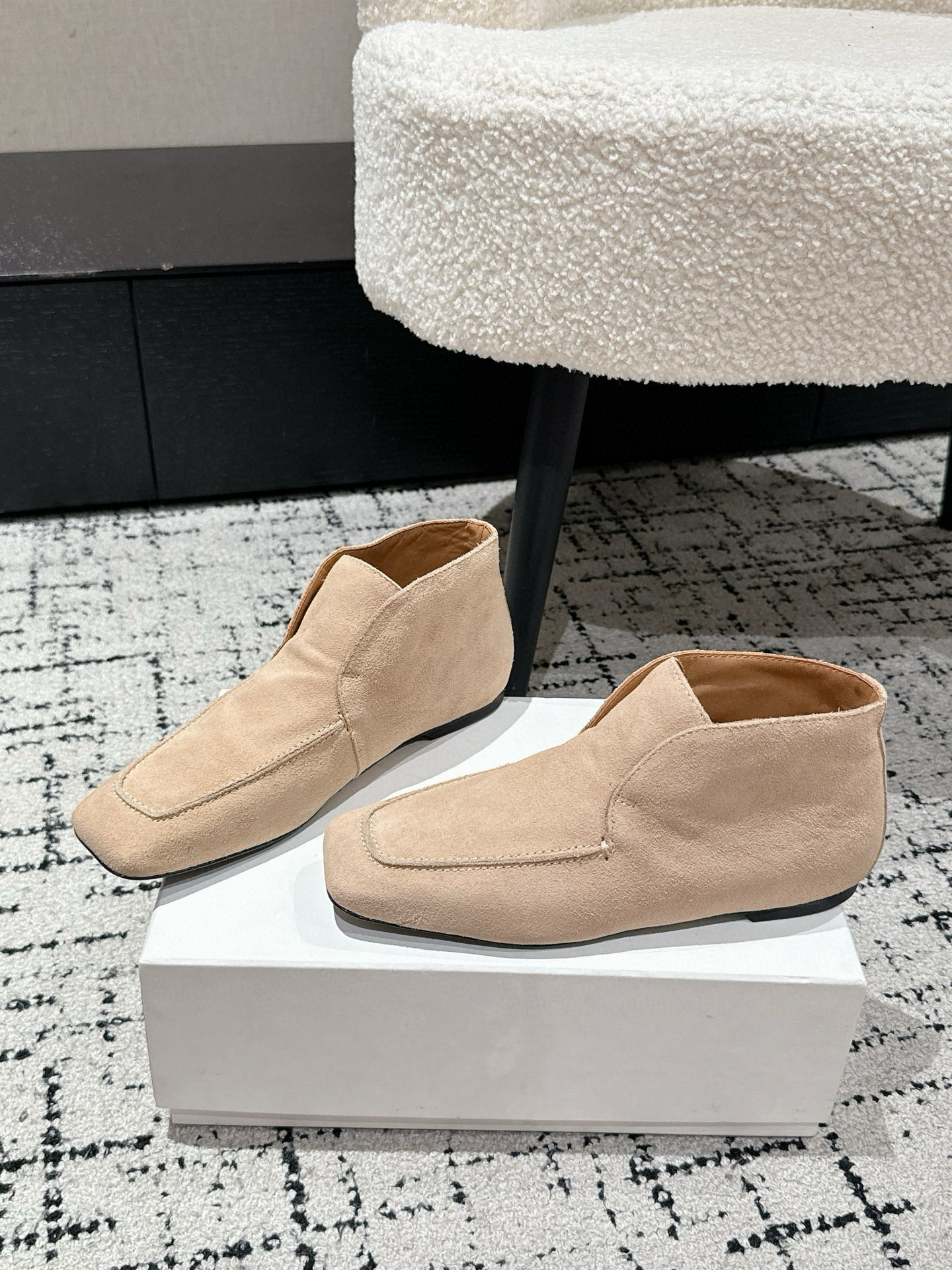 Luxurious Comfort: Toteme 25s New Gobon Love Shoes Review - 图片 1