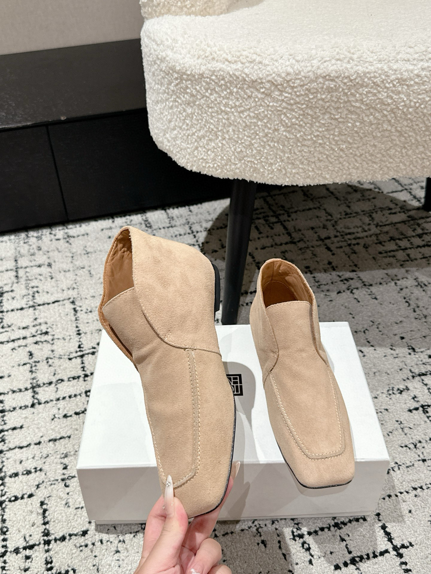 Luxurious Comfort: Toteme 25s New Gobon Love Shoes Review - 图片 2