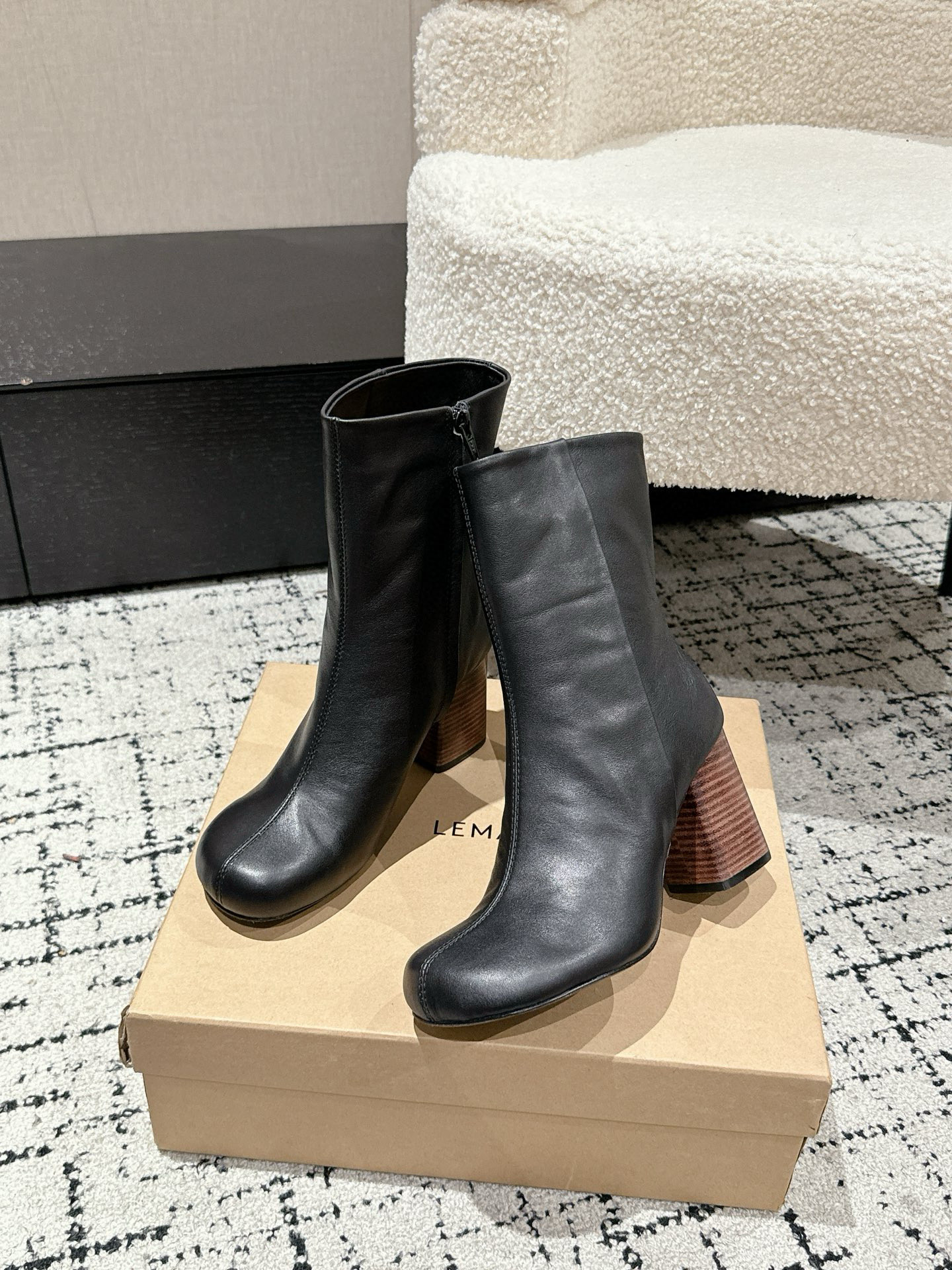 Stylish and Practical: Lemaire 25s Autumn Zipper Short Boots with Premium Materials - 图片 3