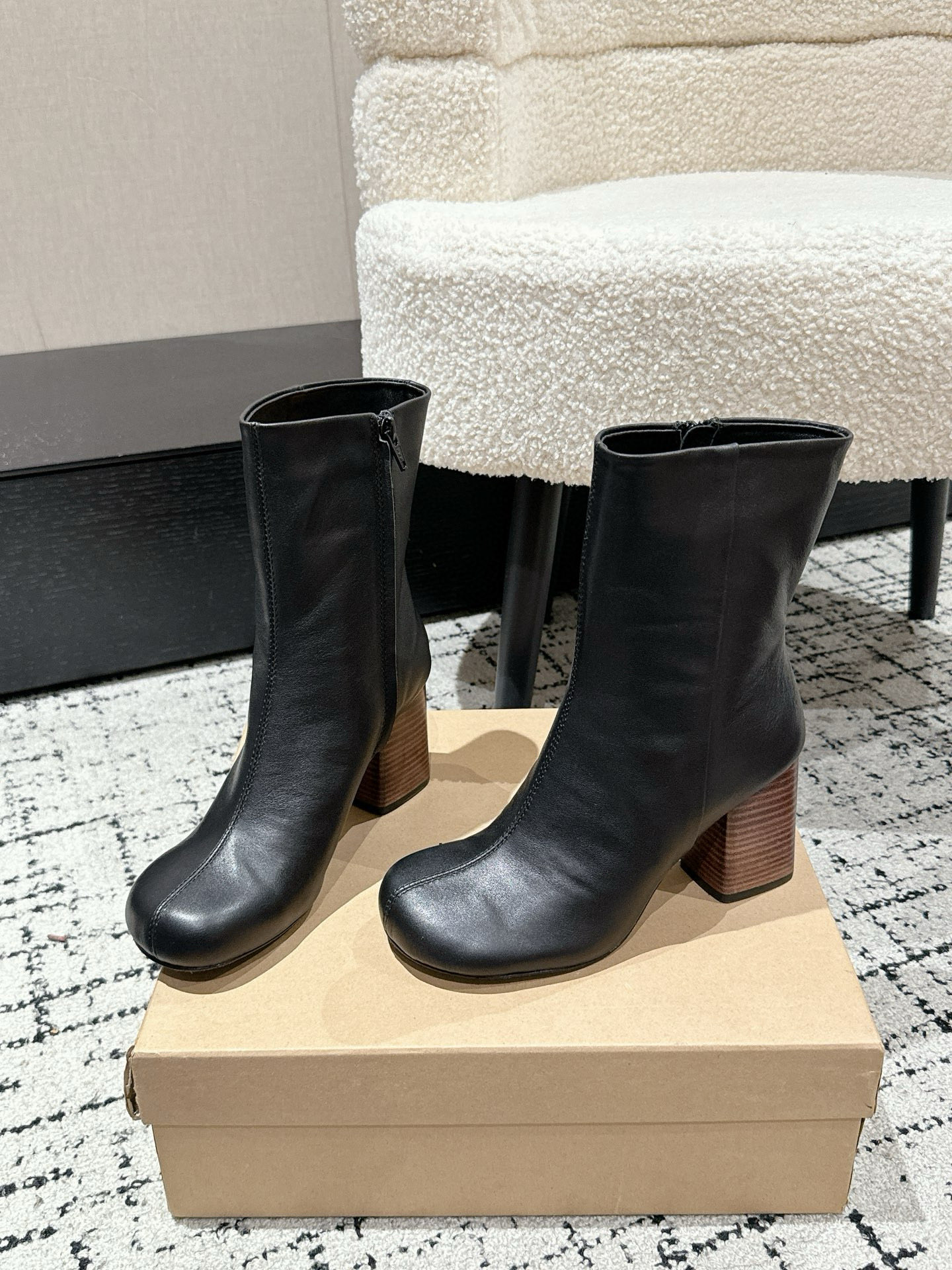 Stylish and Practical: Lemaire 25s Autumn Zipper Short Boots with Premium Materials