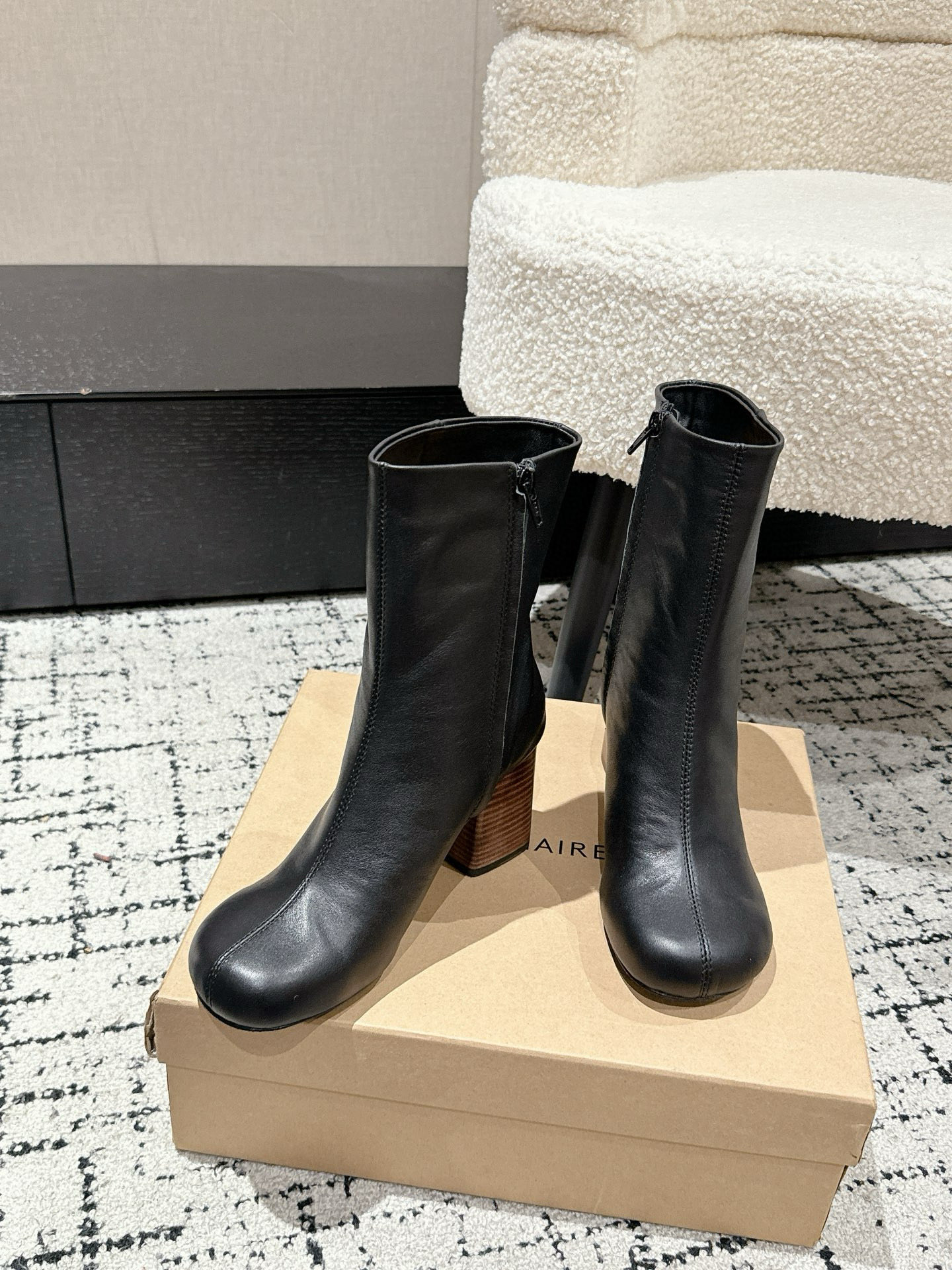 Stylish and Practical: Lemaire 25s Autumn Zipper Short Boots with Premium Materials - 图片 2