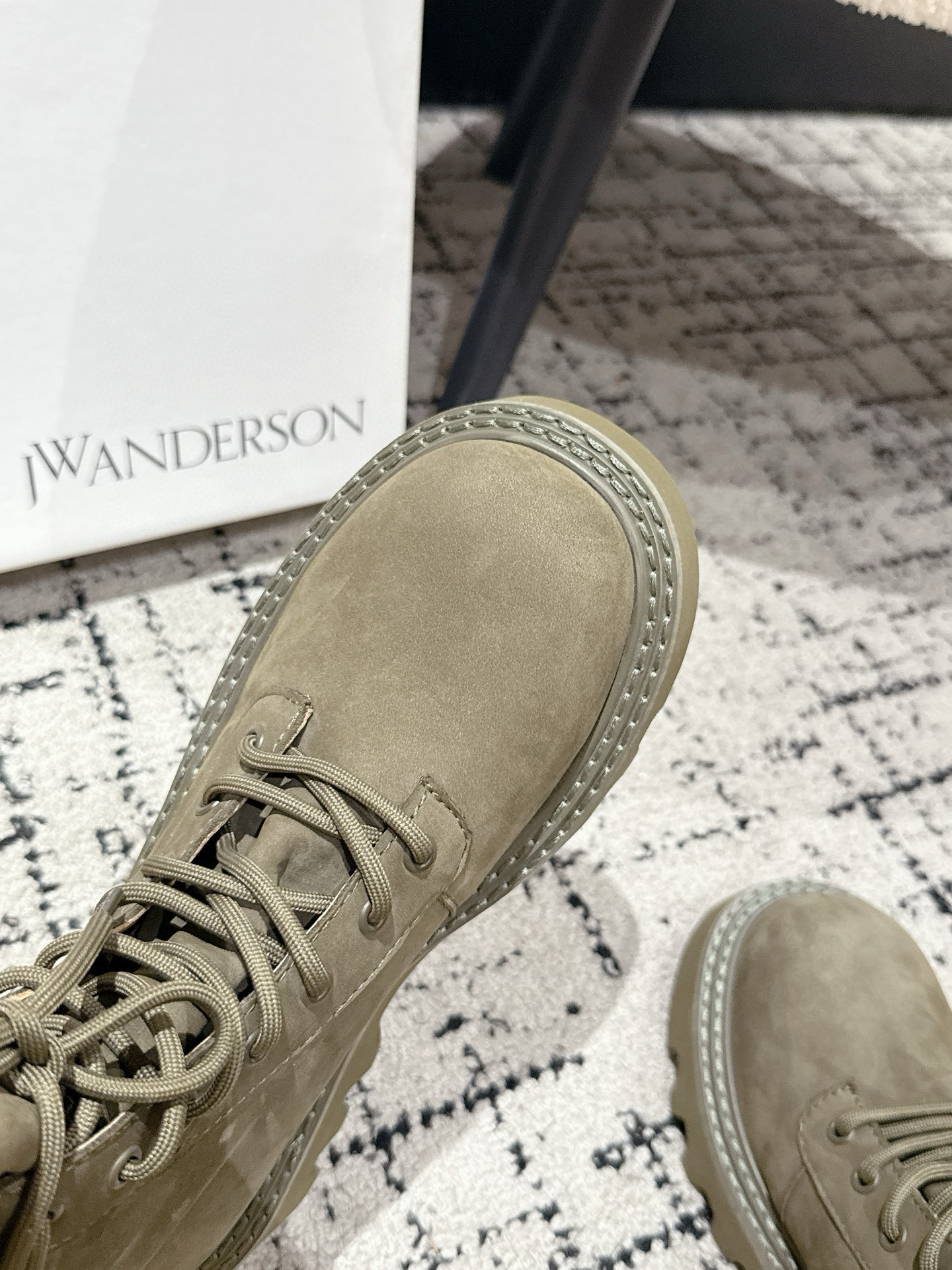 JW Anderson Fall Collection: Unique British Designs with Modden Genes - 图片 5