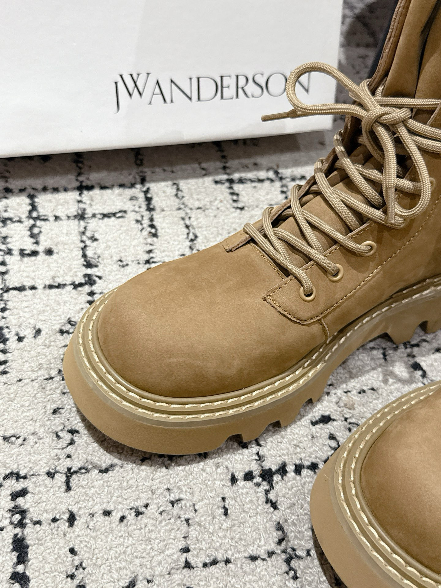 JW Anderson Autumn Shoes: Unique British Design, Velvet Skin, Italian Rubber Base - 图片 5