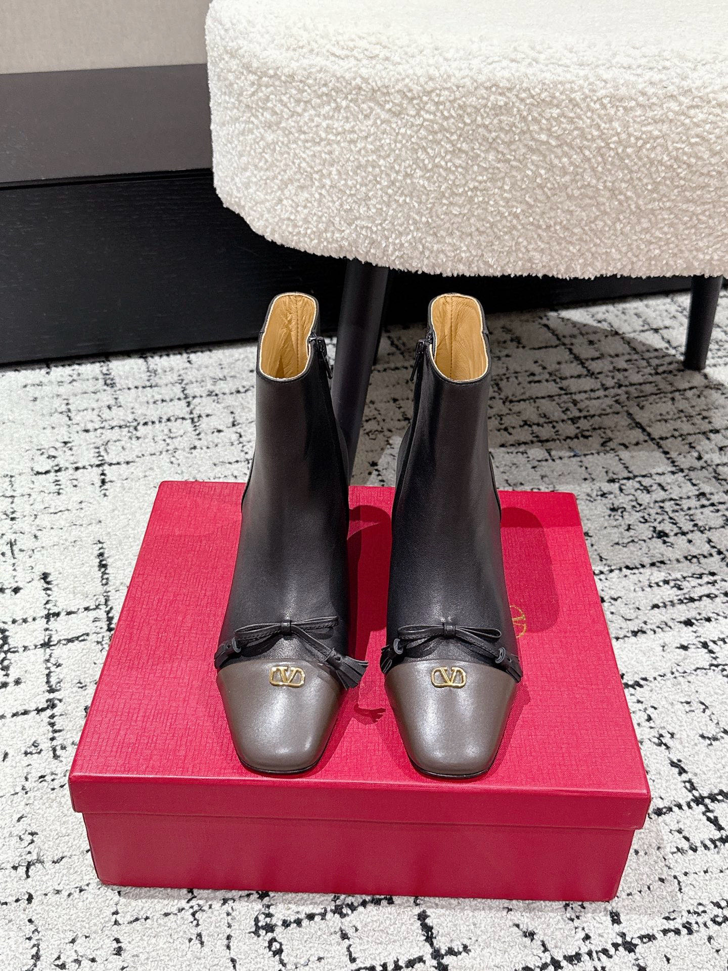 Valentino Butterfly Collapse Short Boots: Elegant, Stylish, and Comfortable for Women – New 25/Autumn Winter Collection - 图片 1